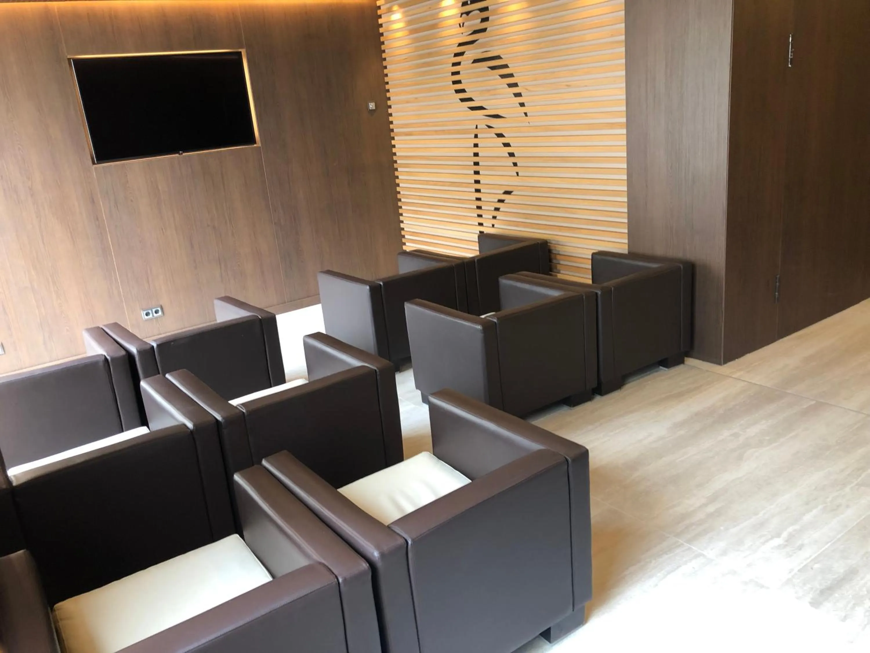 Communal lounge/ TV room in Checkin Flamingo