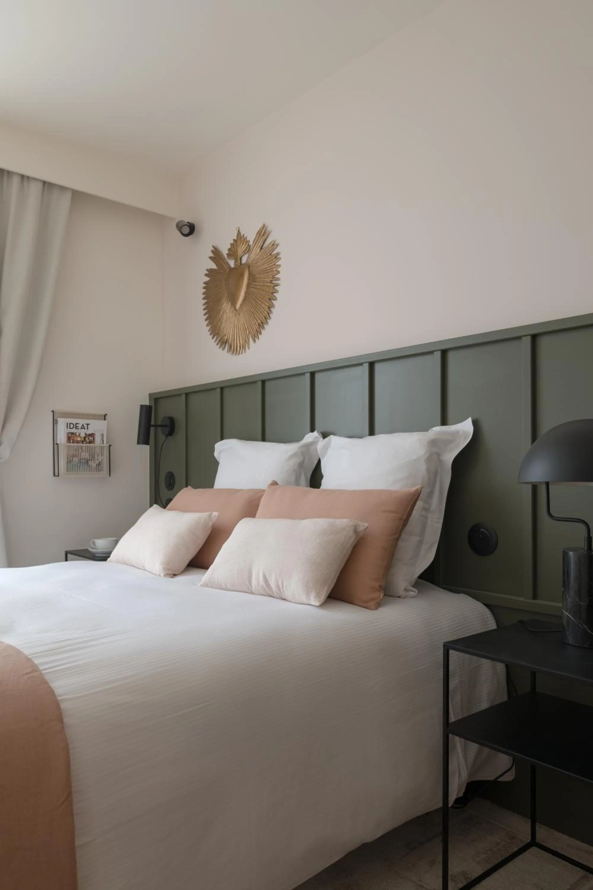 Bed in Hôtel Le Prieuré