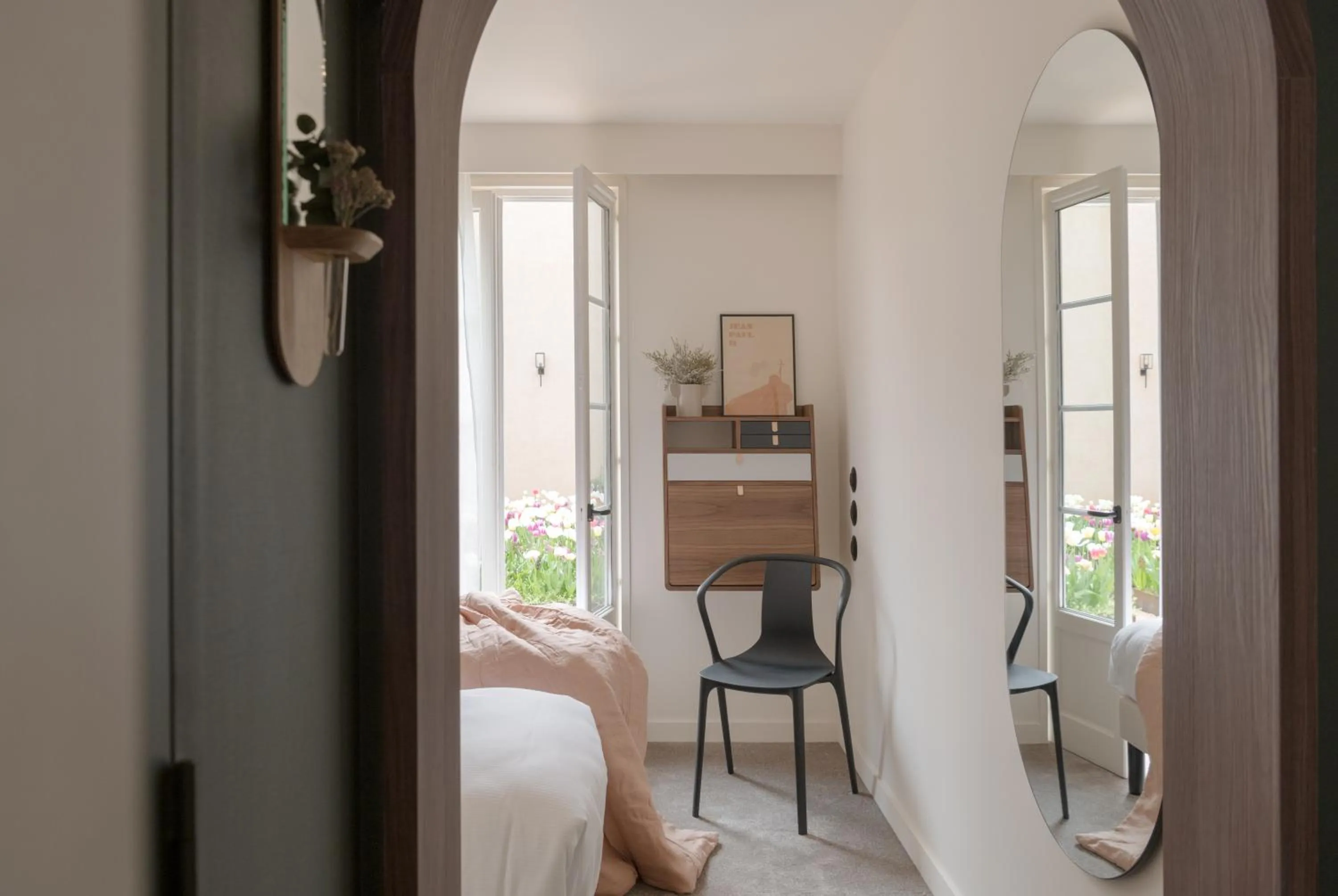 Seating area, Bed in Hôtel Le Prieuré