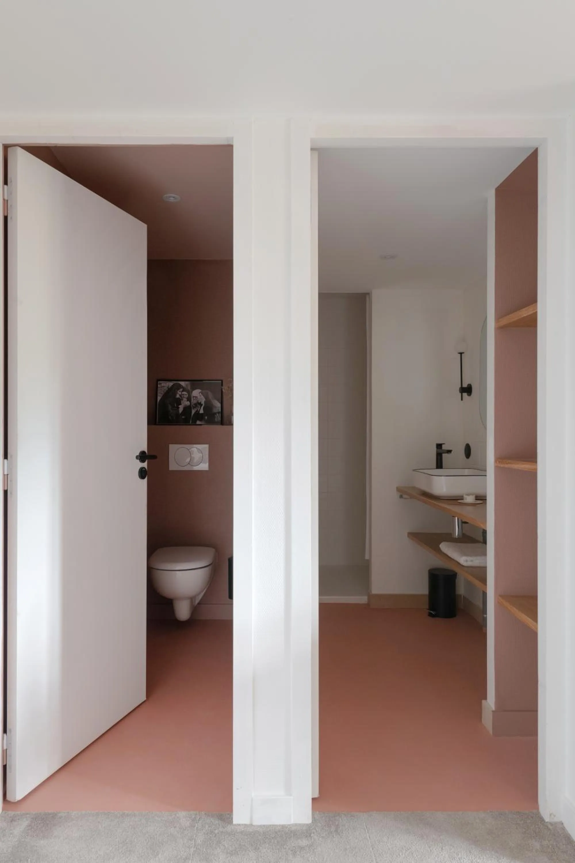 Toilet in Hôtel Le Prieuré