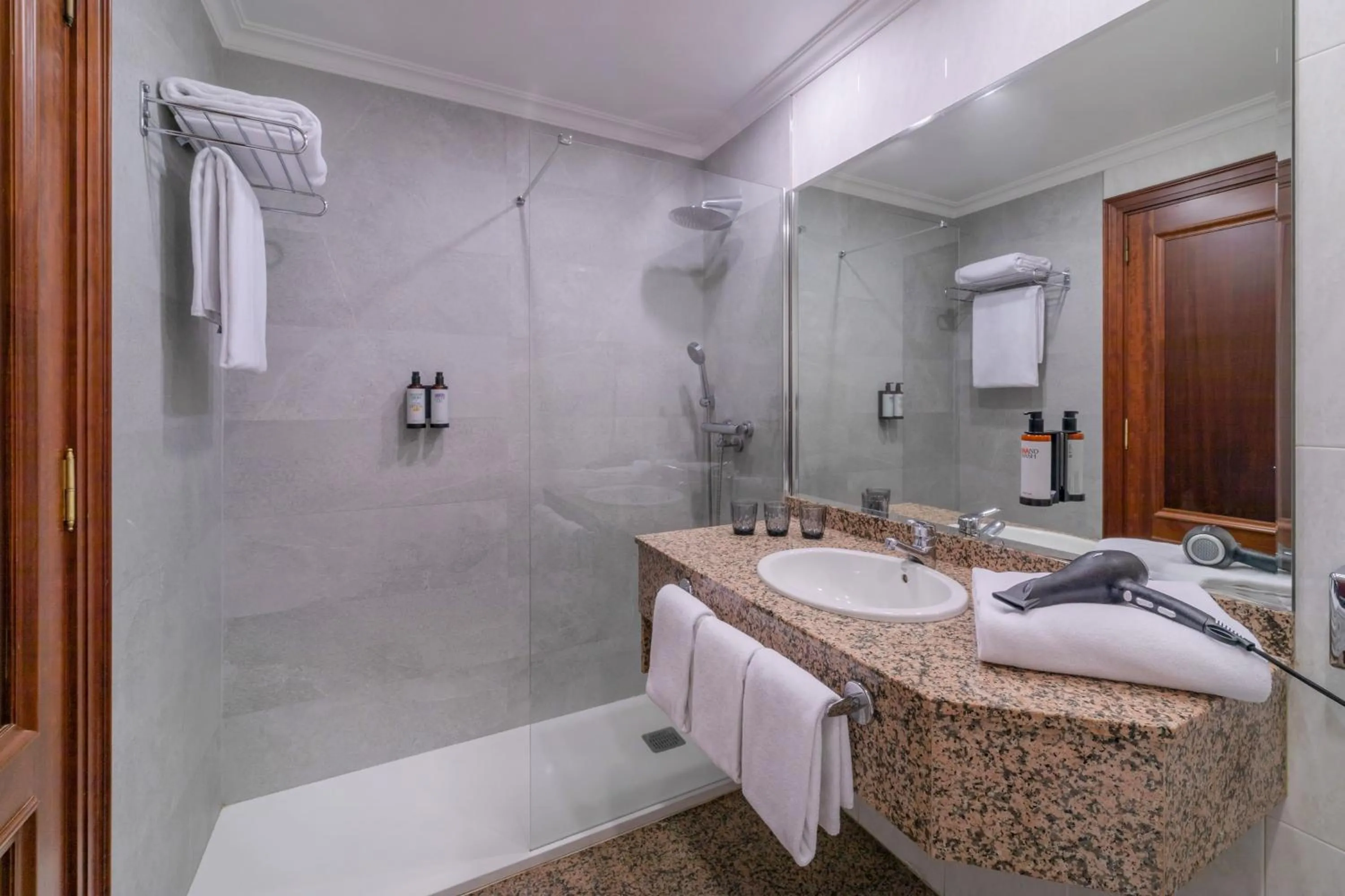 Shower in Hotel Santiago Plaza Affiliated by Meliá