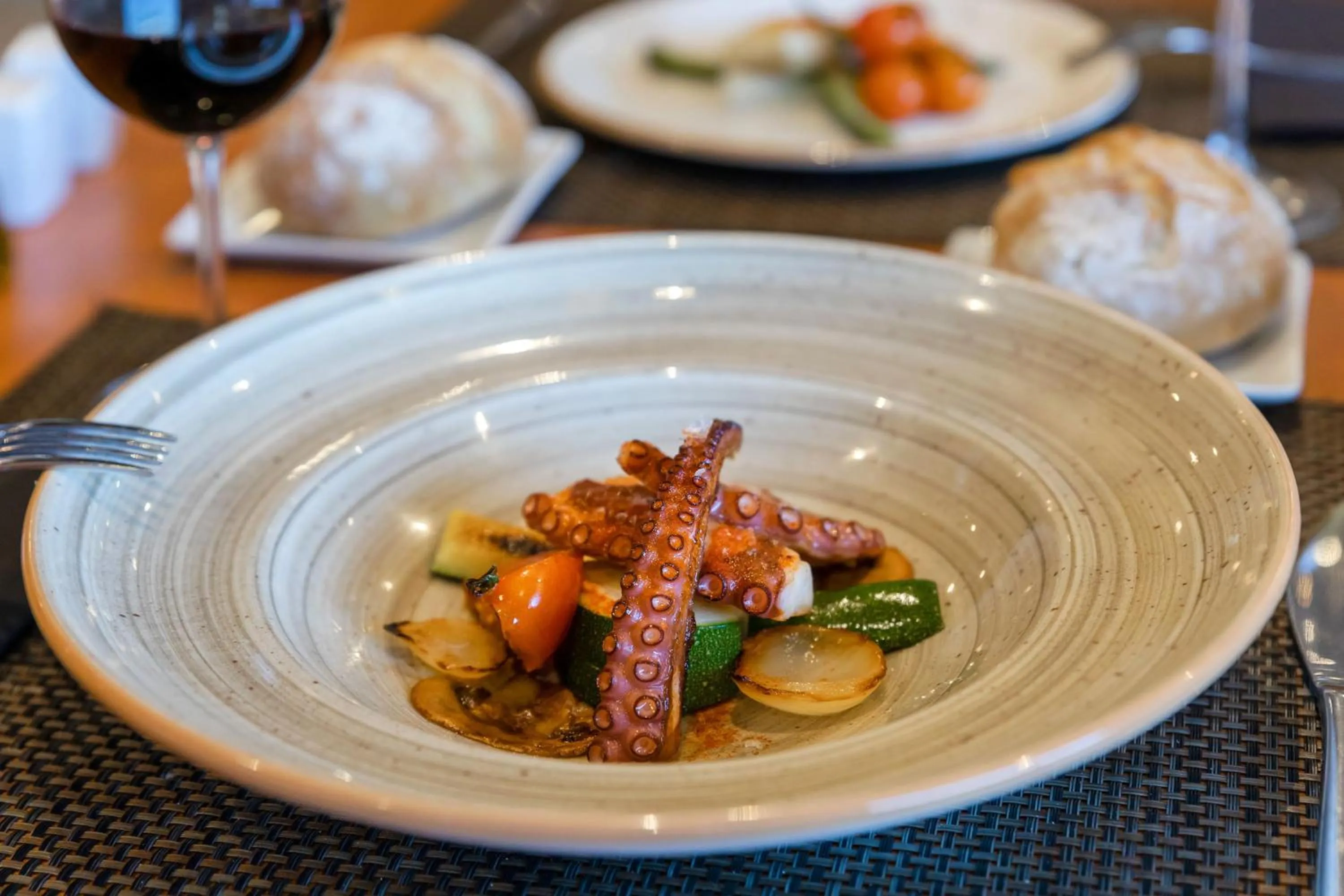 Food and drinks in Hotel Santiago Plaza Affiliated by Meliá