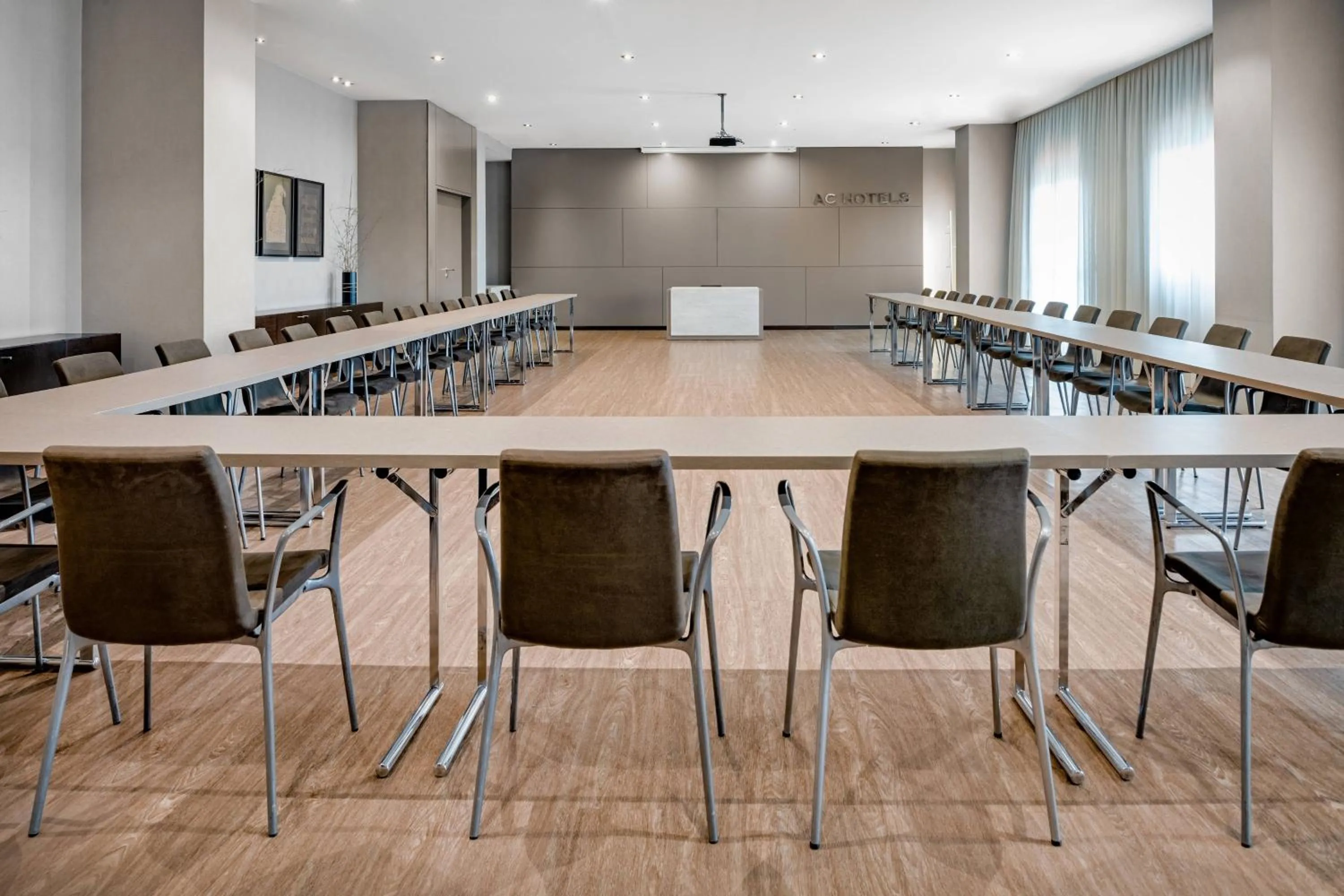 Meeting/conference room in AC Hotel Oviedo Fórum by Marriott