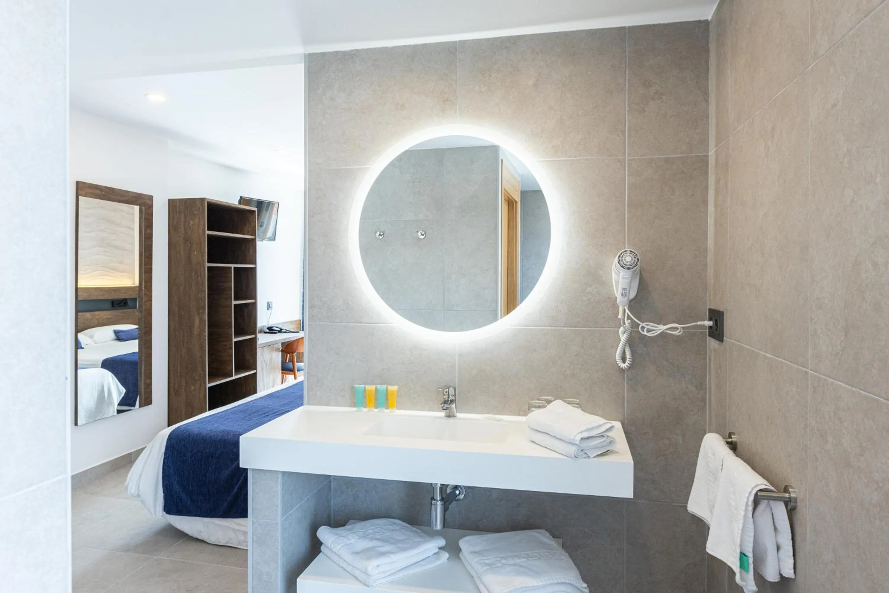 Bathroom, Bed in Hotel Internacional