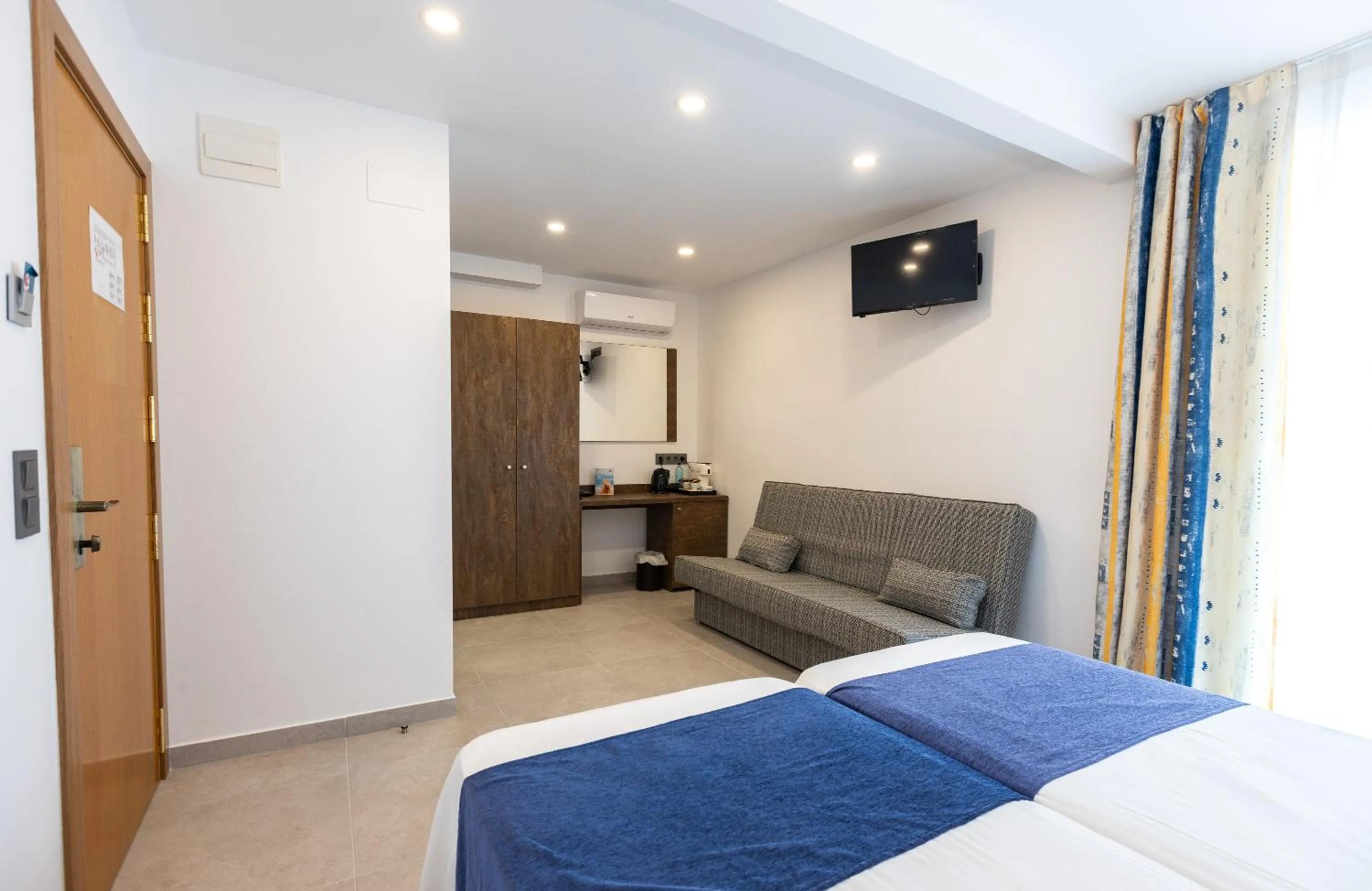 Photo of the whole room, Bed in Hotel Internacional