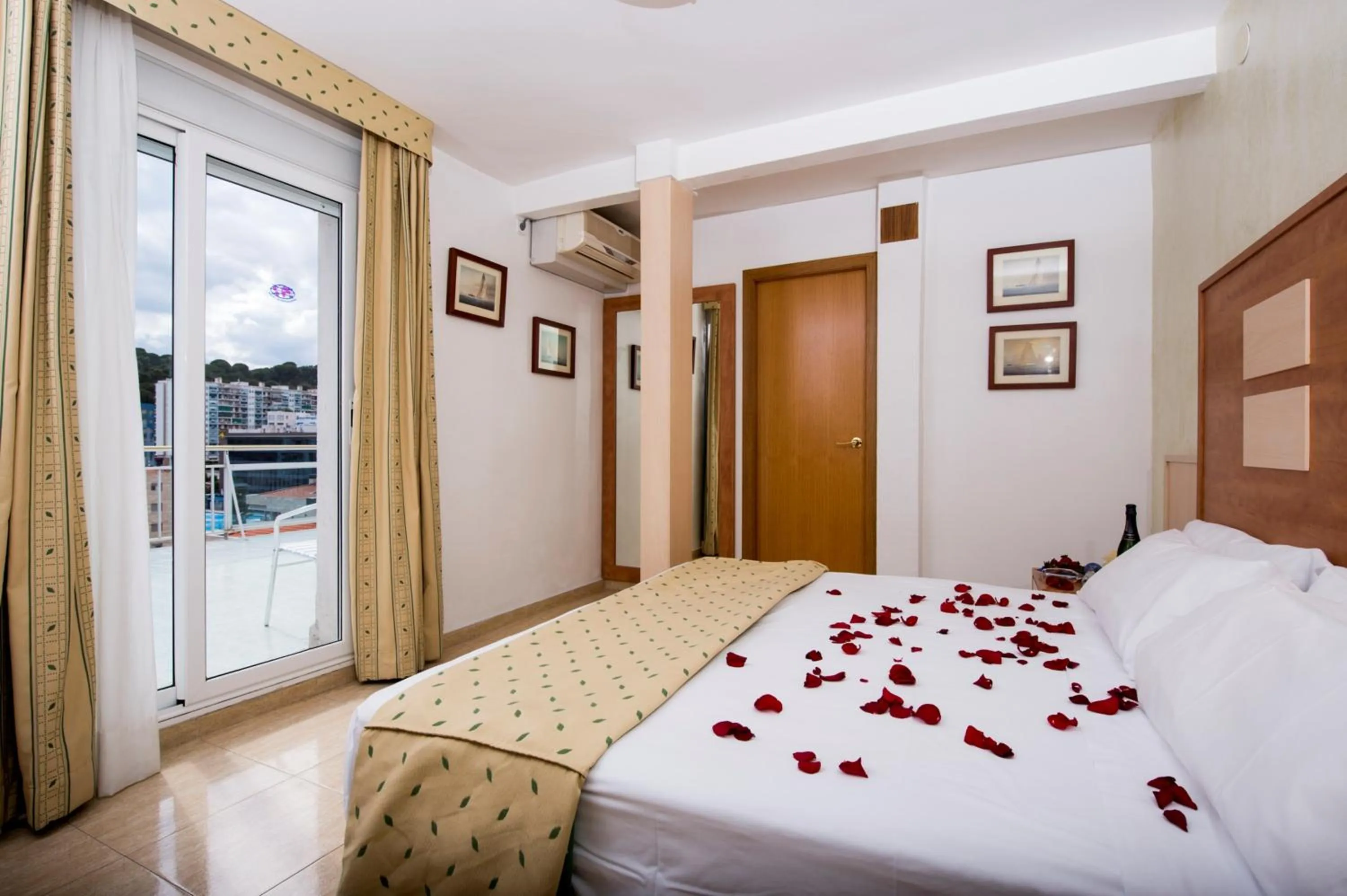 Bedroom, Bed in Hotel Internacional