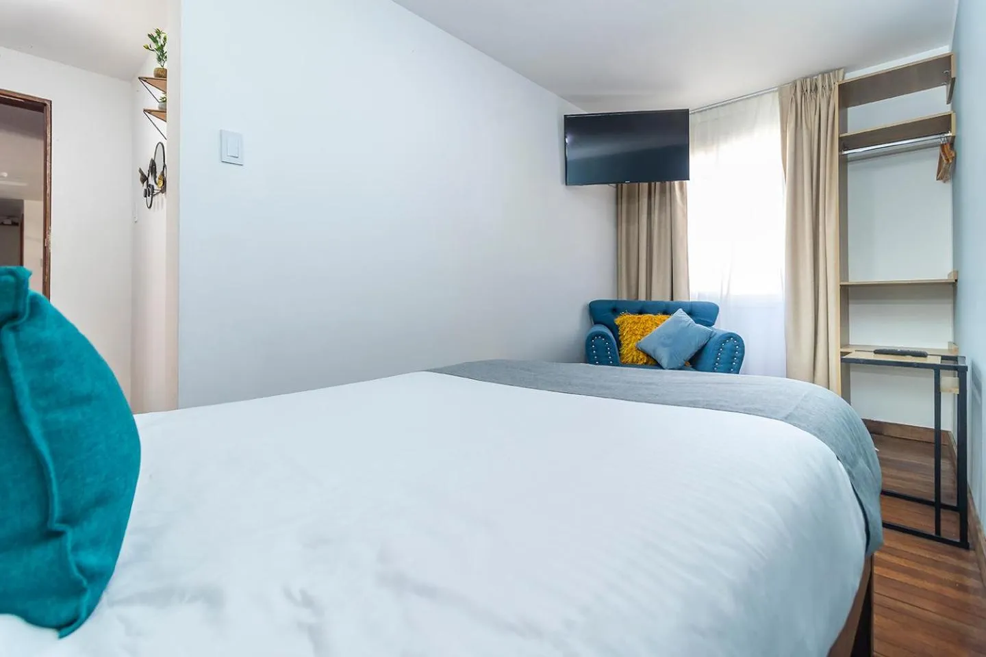 TV and multimedia, Bed in Corazon del Molino Corferias Bogota- Embajada Americana