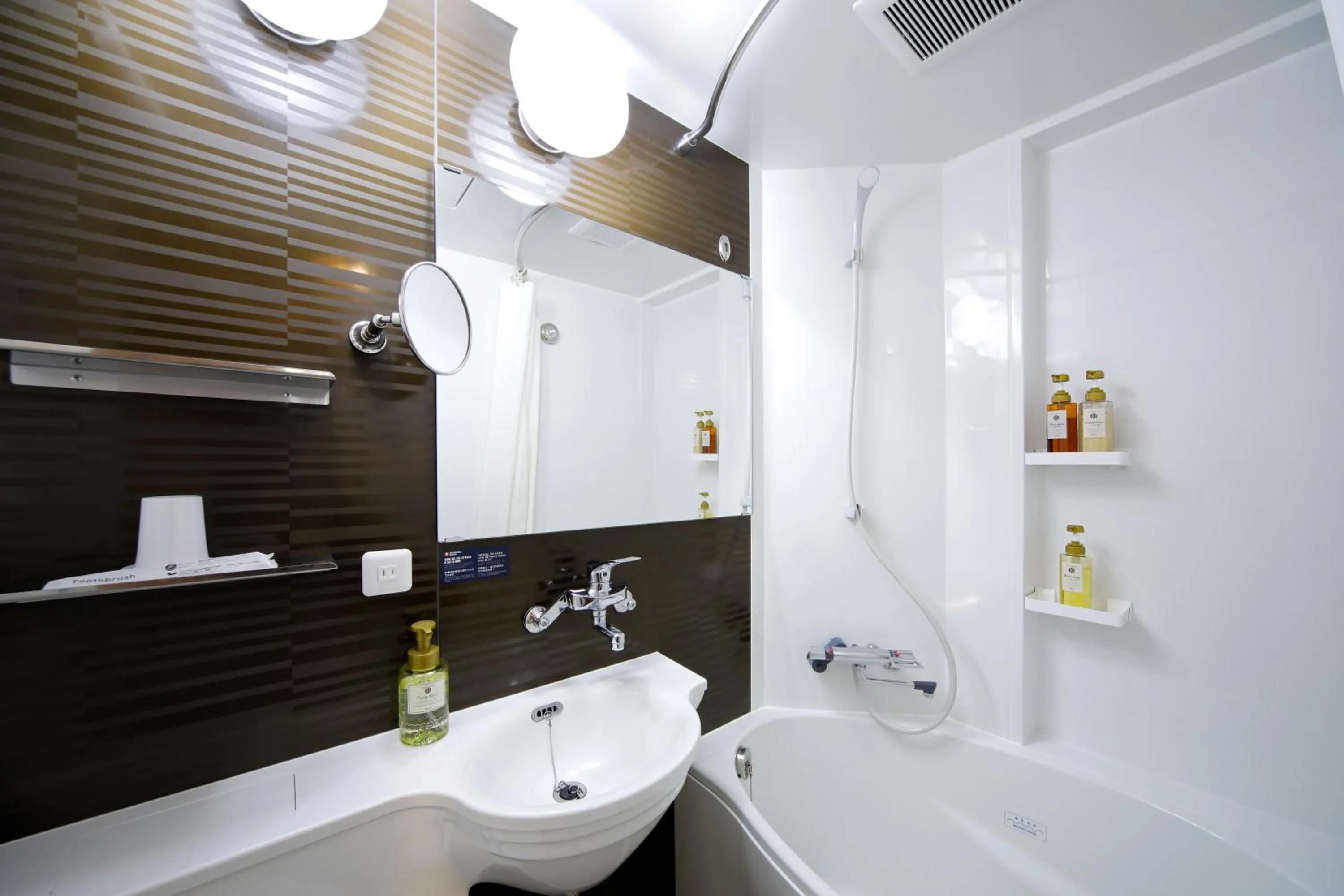 Shower in Travelodge Kyoto Shijo Kawaramachi