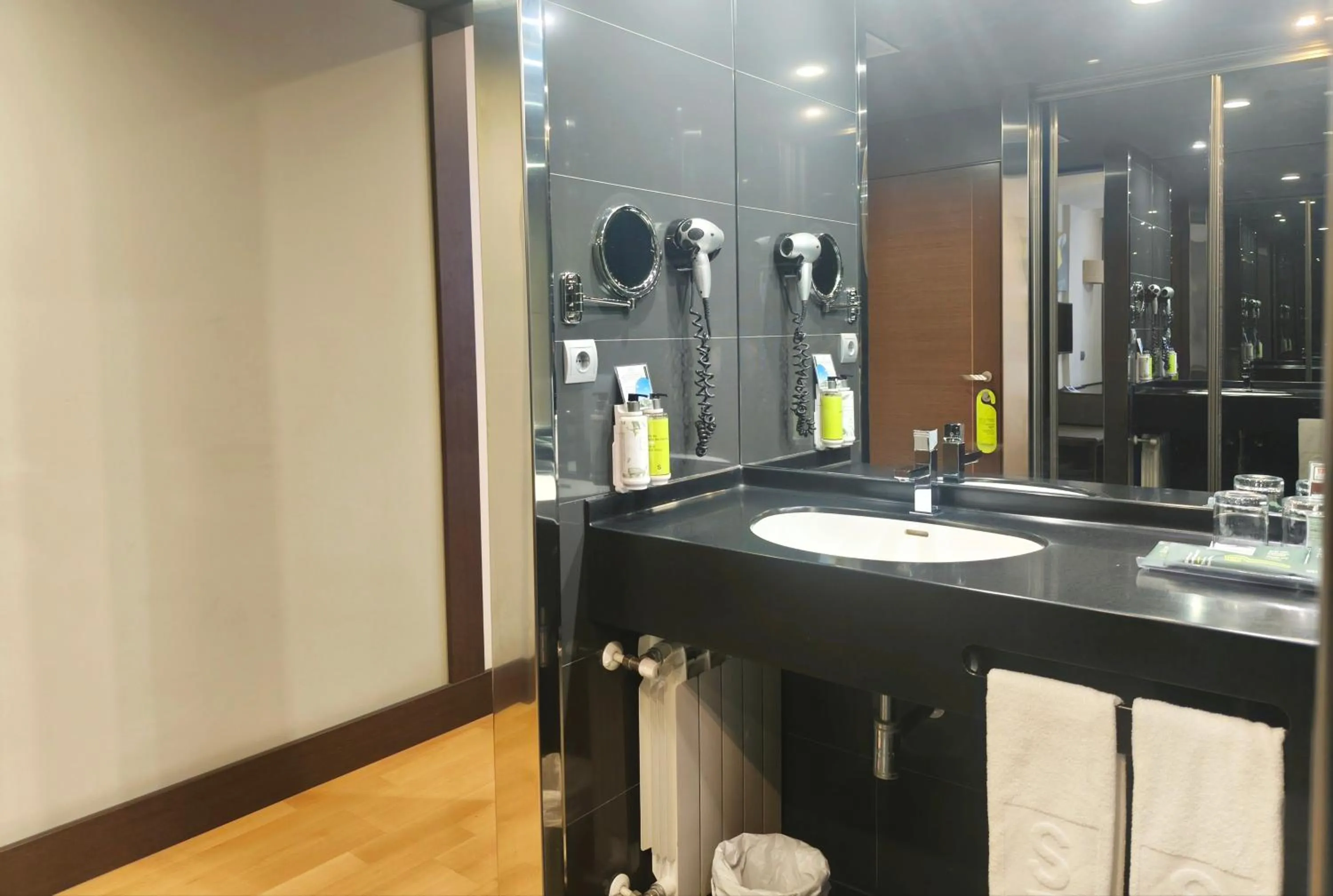 Toilet in Hotel Sercotel Cuatro Postes