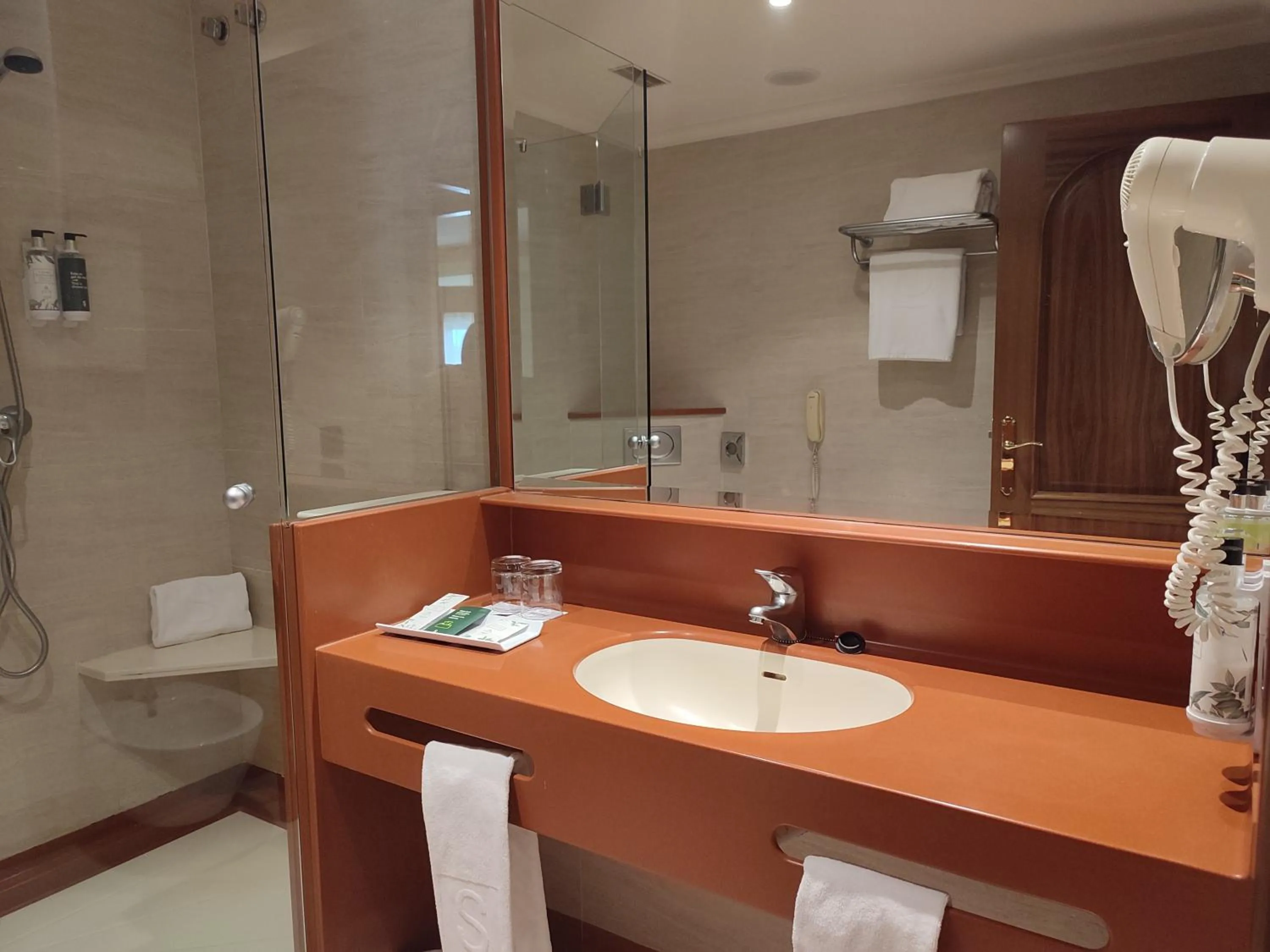 Shower in Hotel Sercotel Cuatro Postes