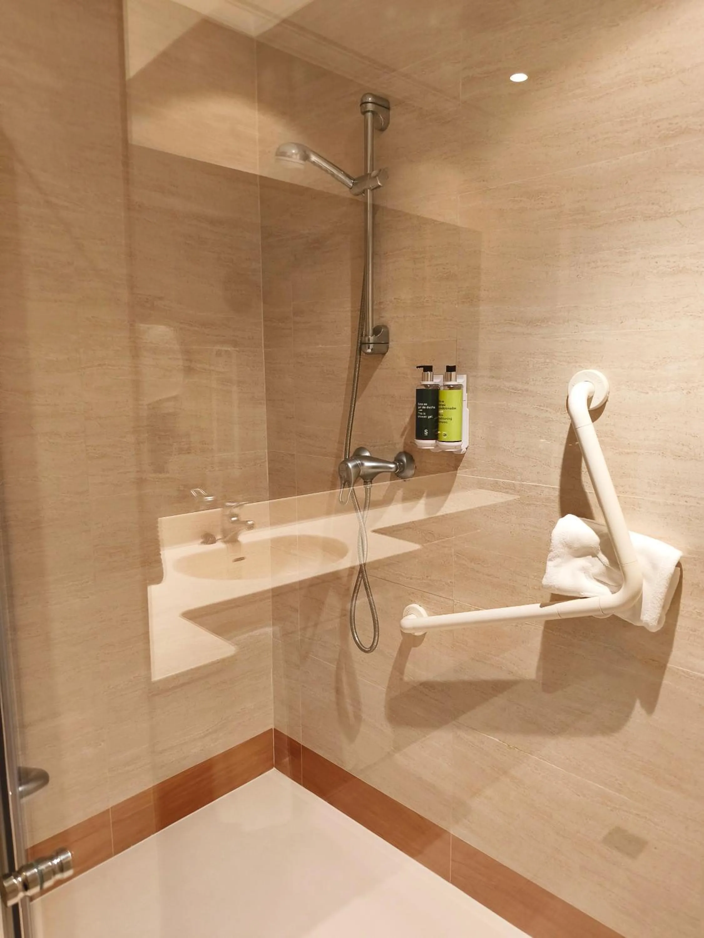 Toilet in Hotel Sercotel Cuatro Postes