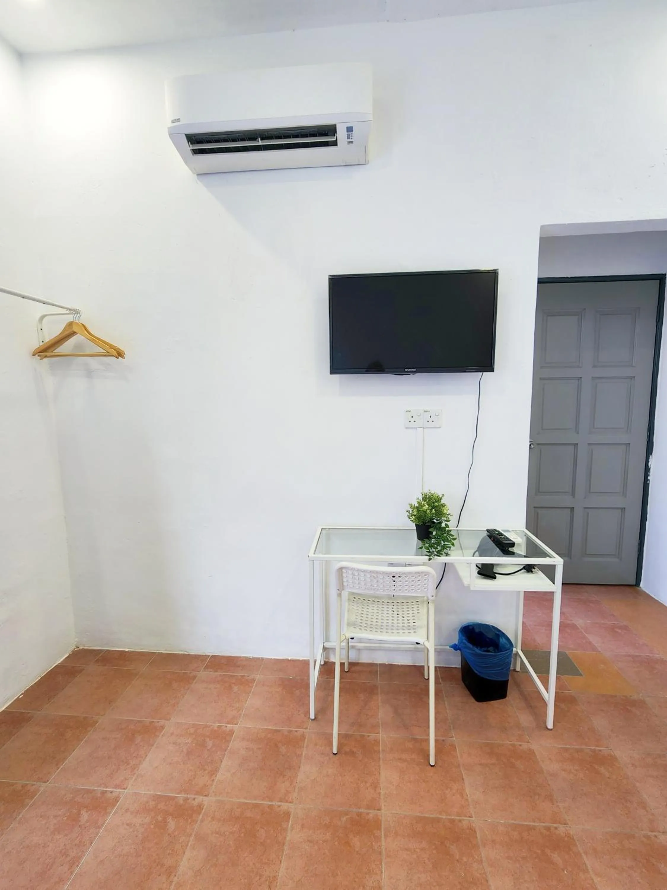 TV and multimedia in Gurney Coast Guest House by Sky Hive