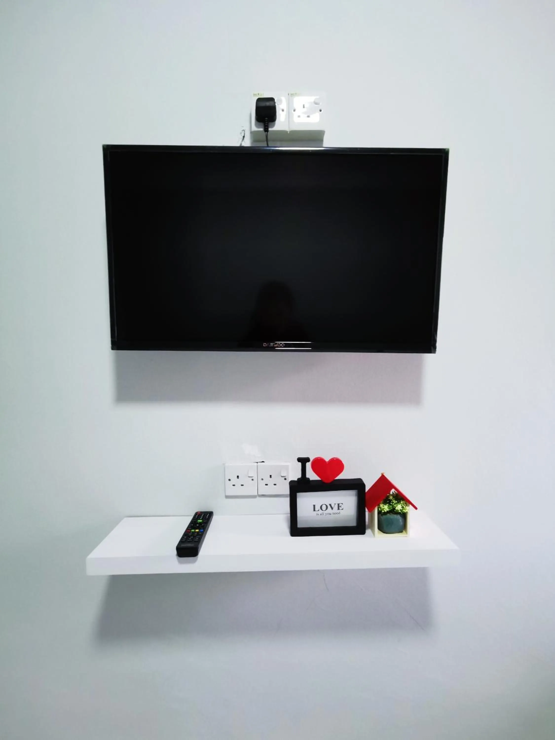 TV and multimedia in Gurney Coast Guest House by Sky Hive