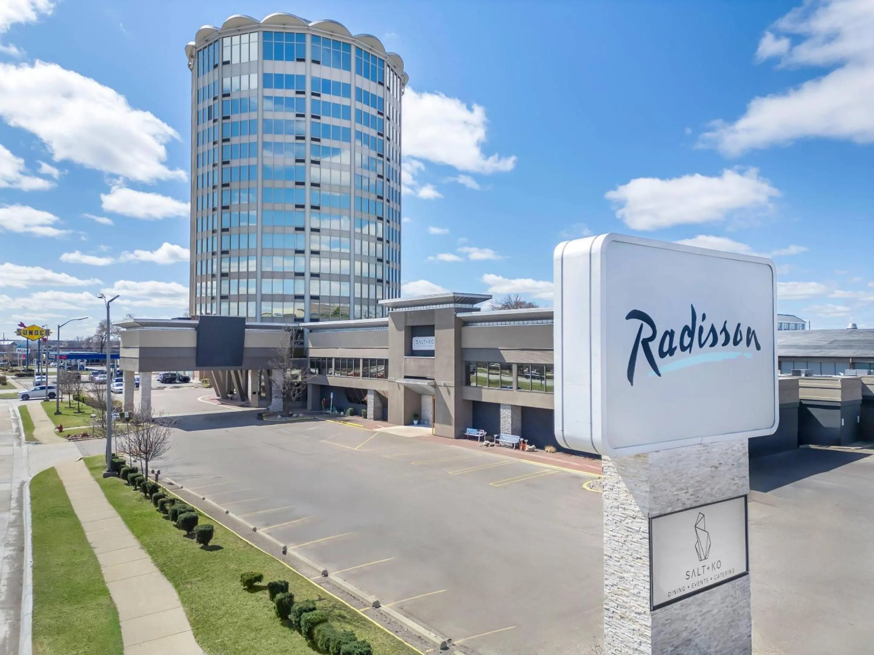 Property building in Radisson Hotel Southfield-Detroit