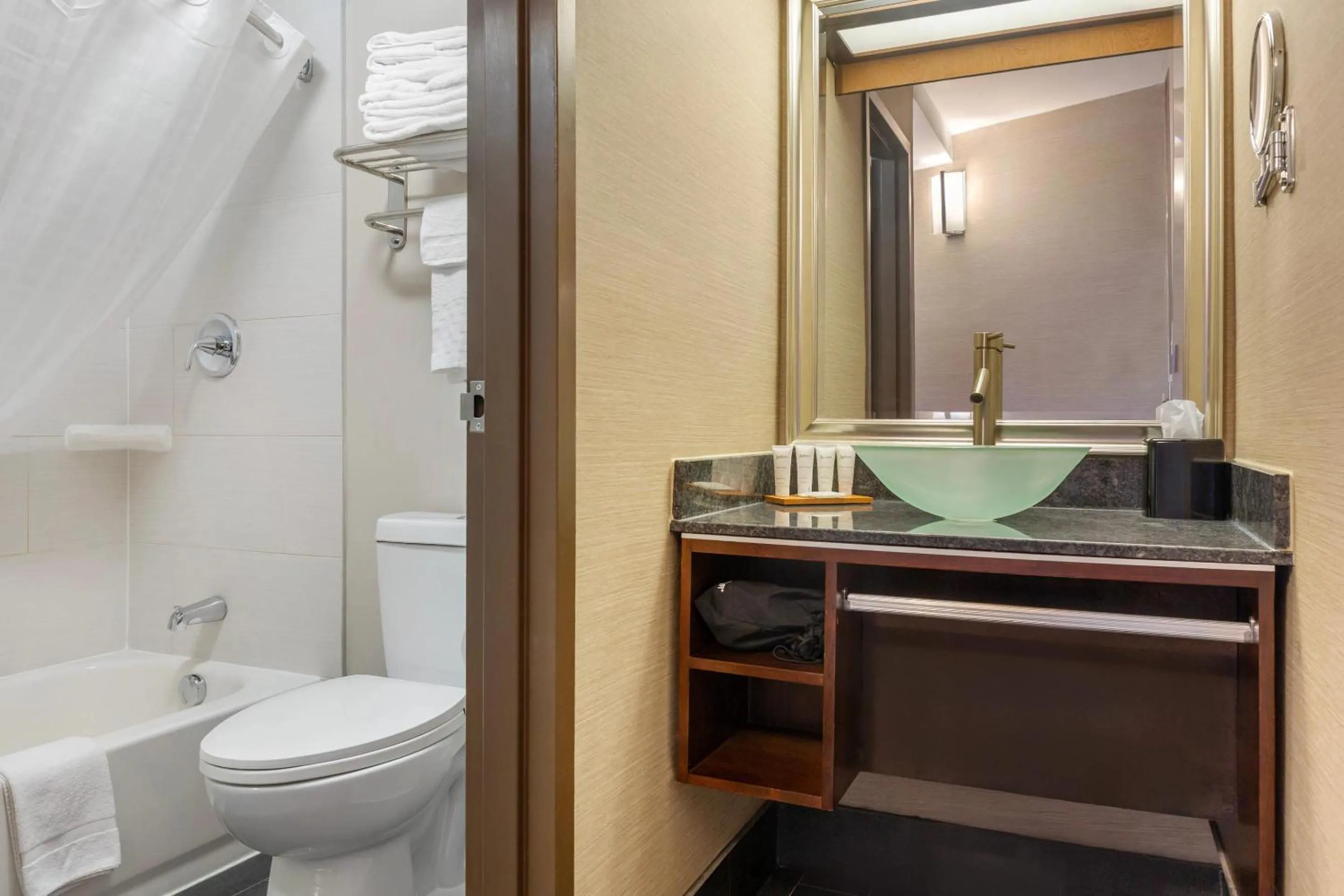 Bedroom in Radisson Hotel Southfield-Detroit