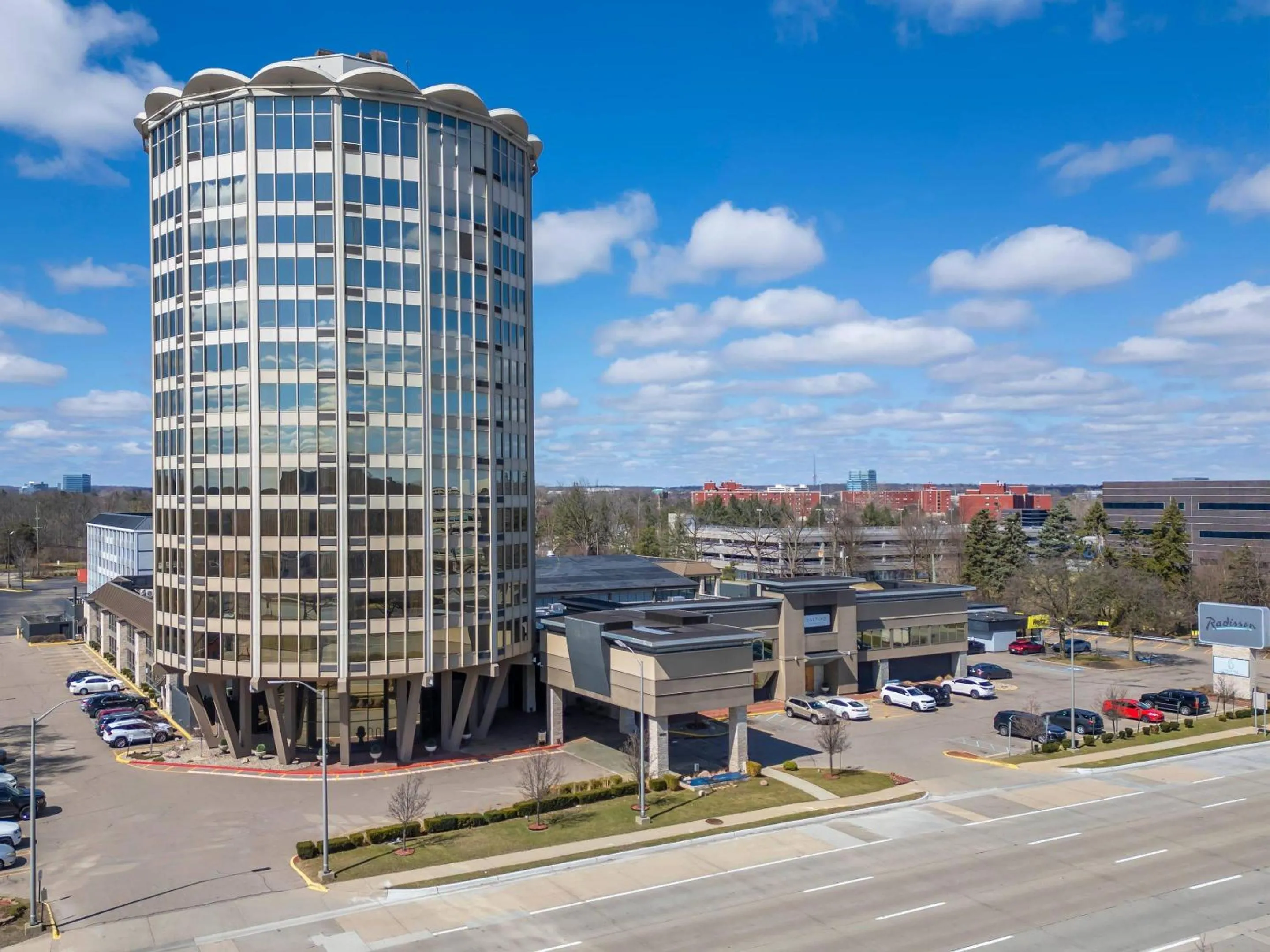 Property building in Radisson Hotel Southfield-Detroit
