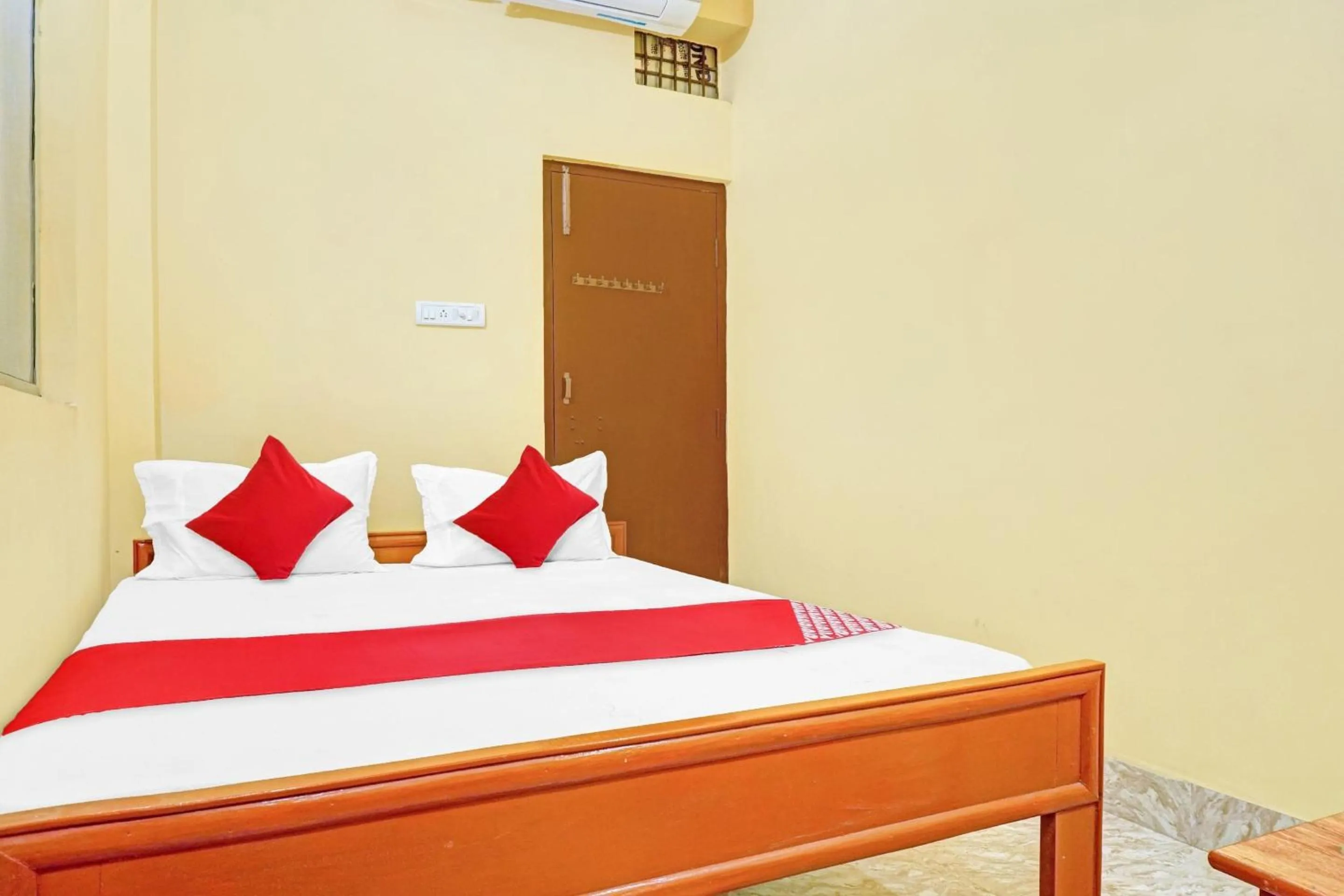Bedroom, Bed in Hotel O Shree New Hotel Rajdhani