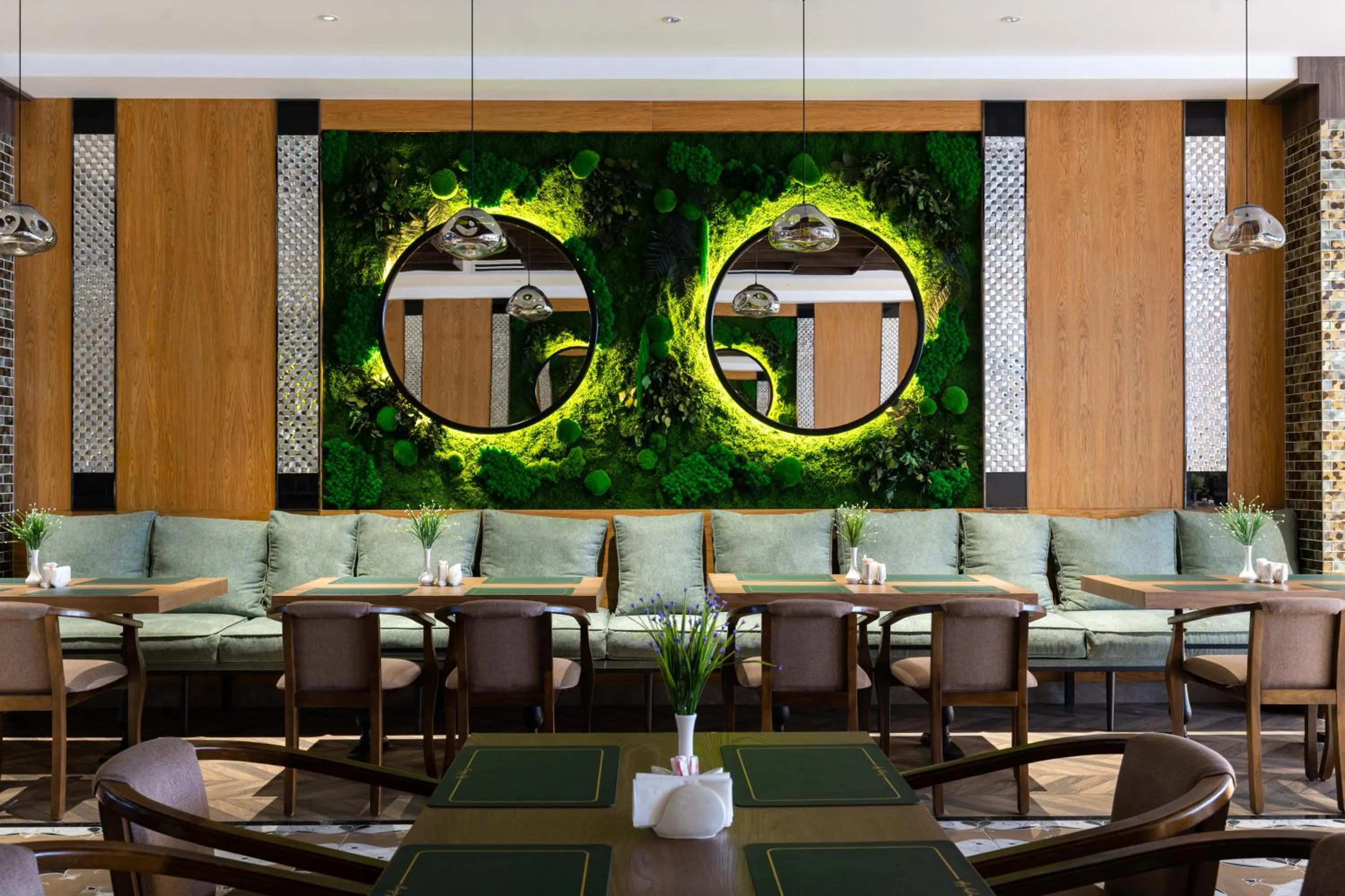 Restaurant/places to eat in Shamsan Airport Hotel