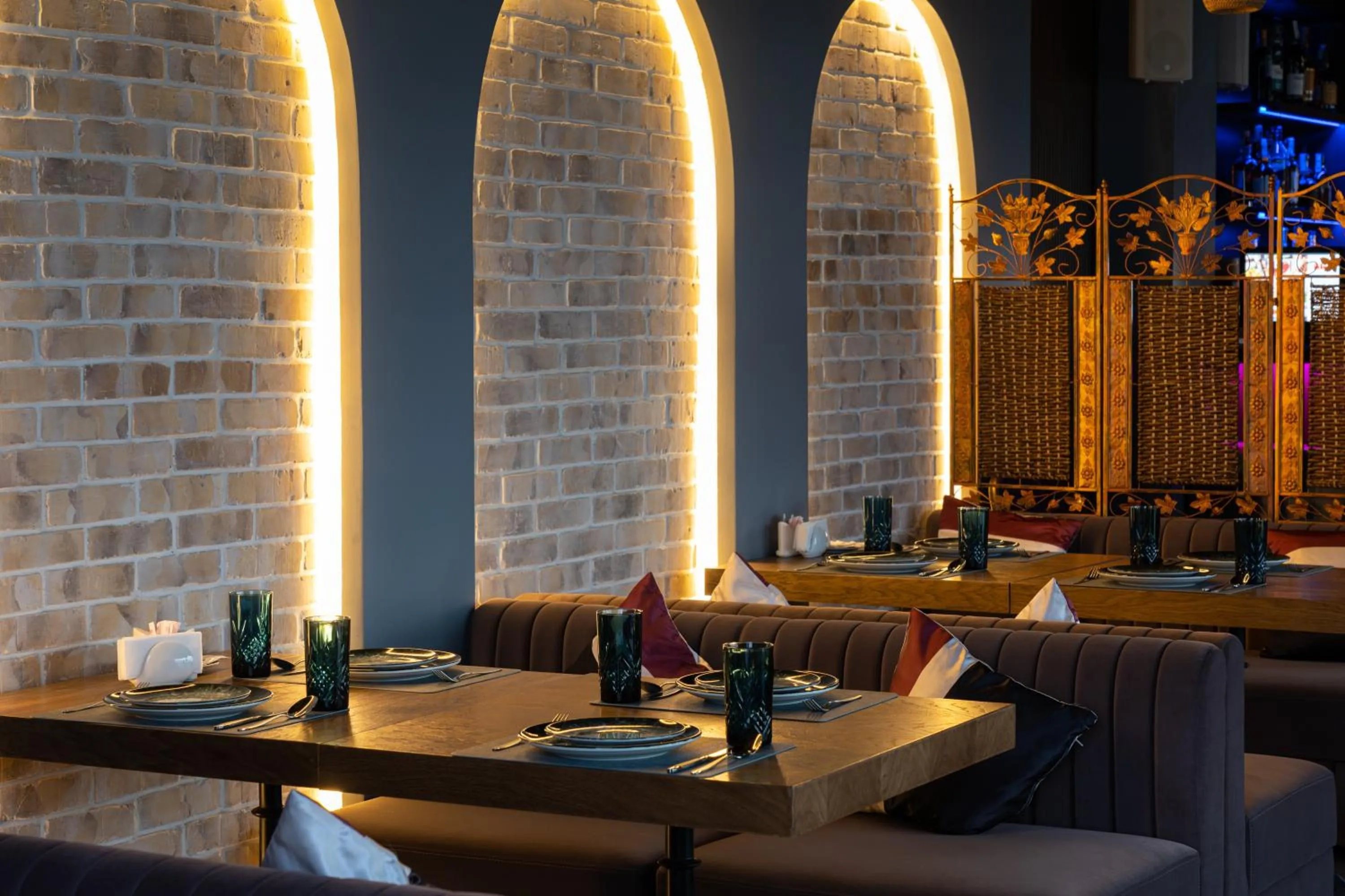 Restaurant/places to eat in Shamsan Airport Hotel