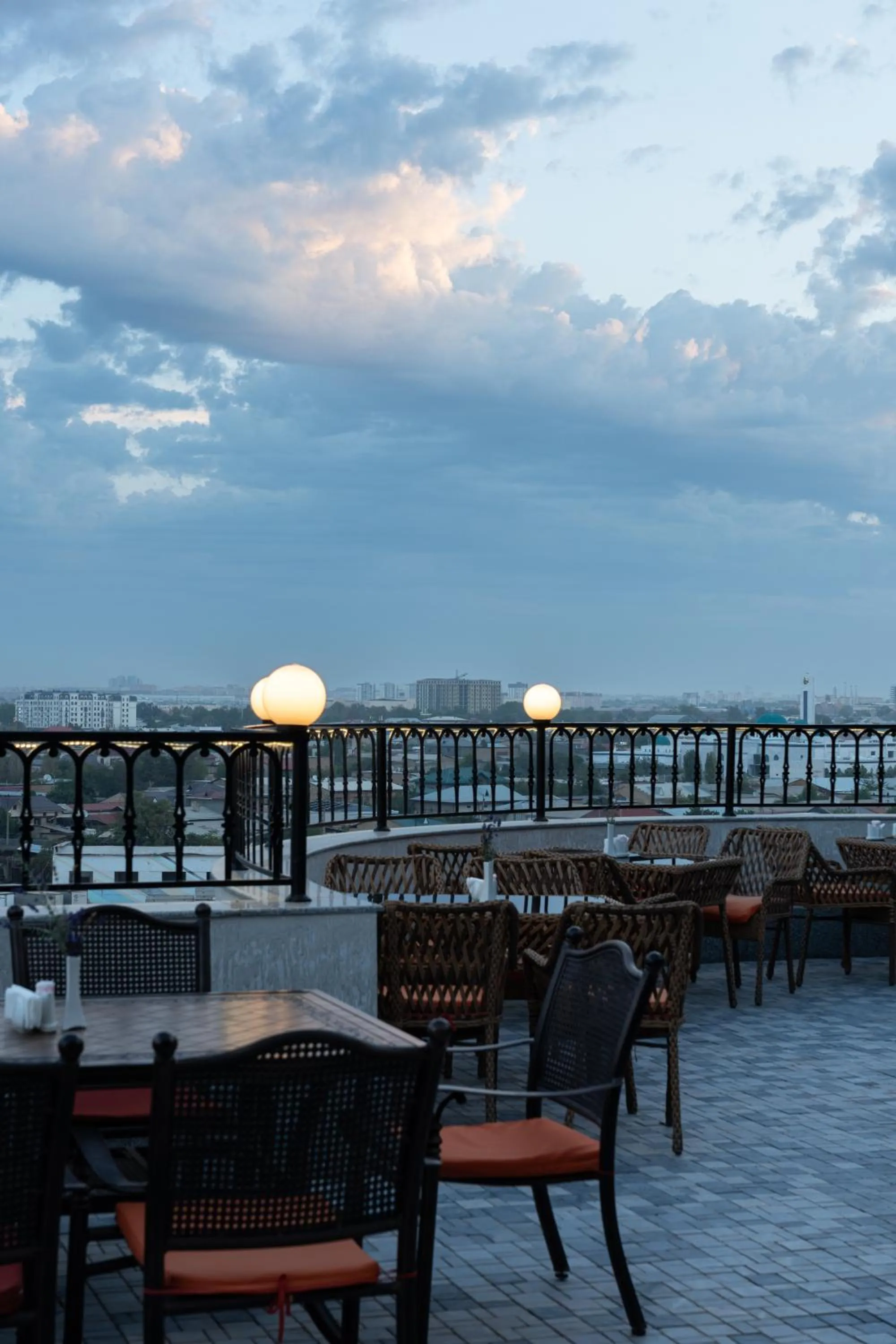 Restaurant/places to eat in Shamsan Airport Hotel