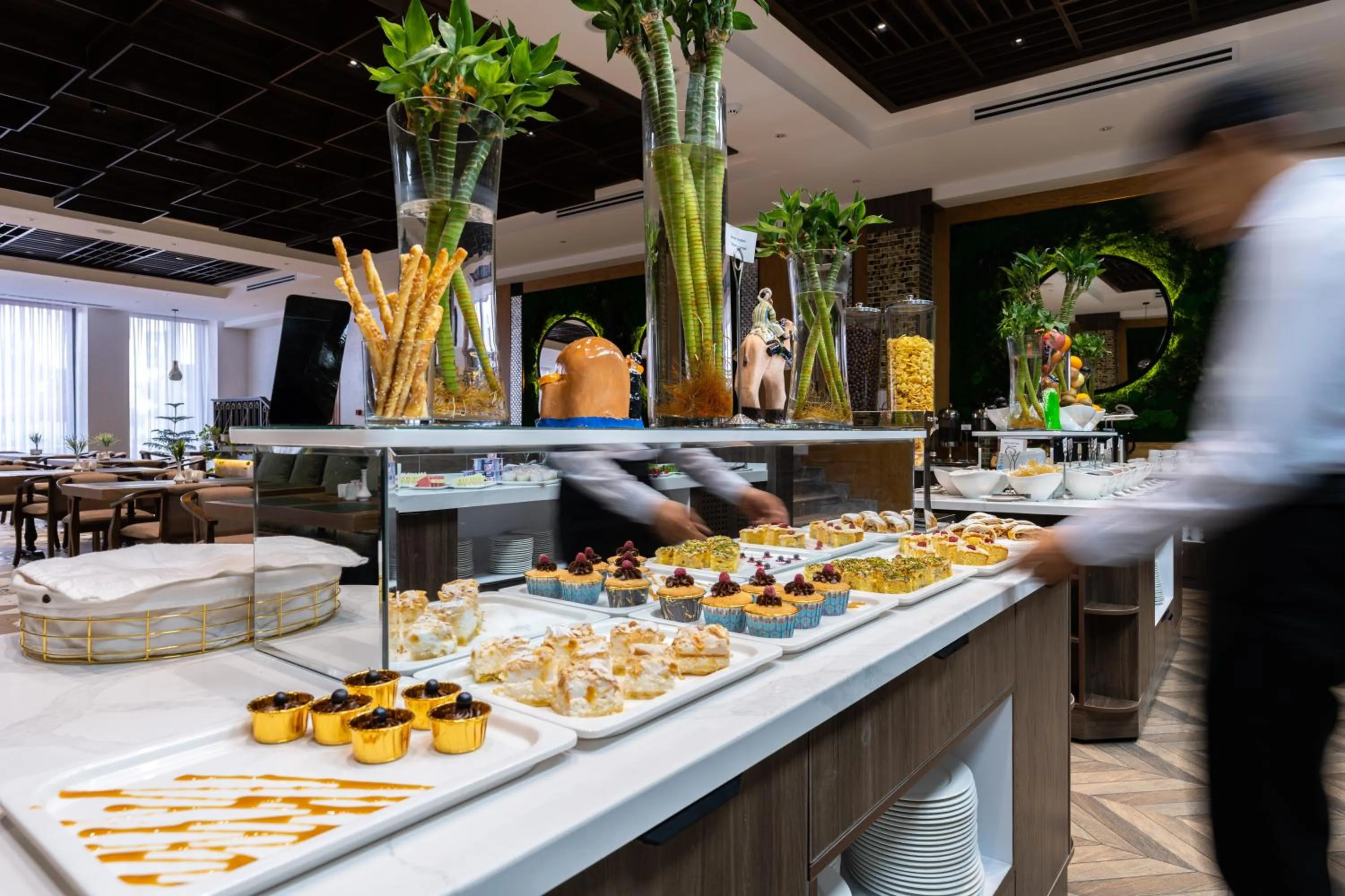 Restaurant/places to eat in Shamsan Airport Hotel