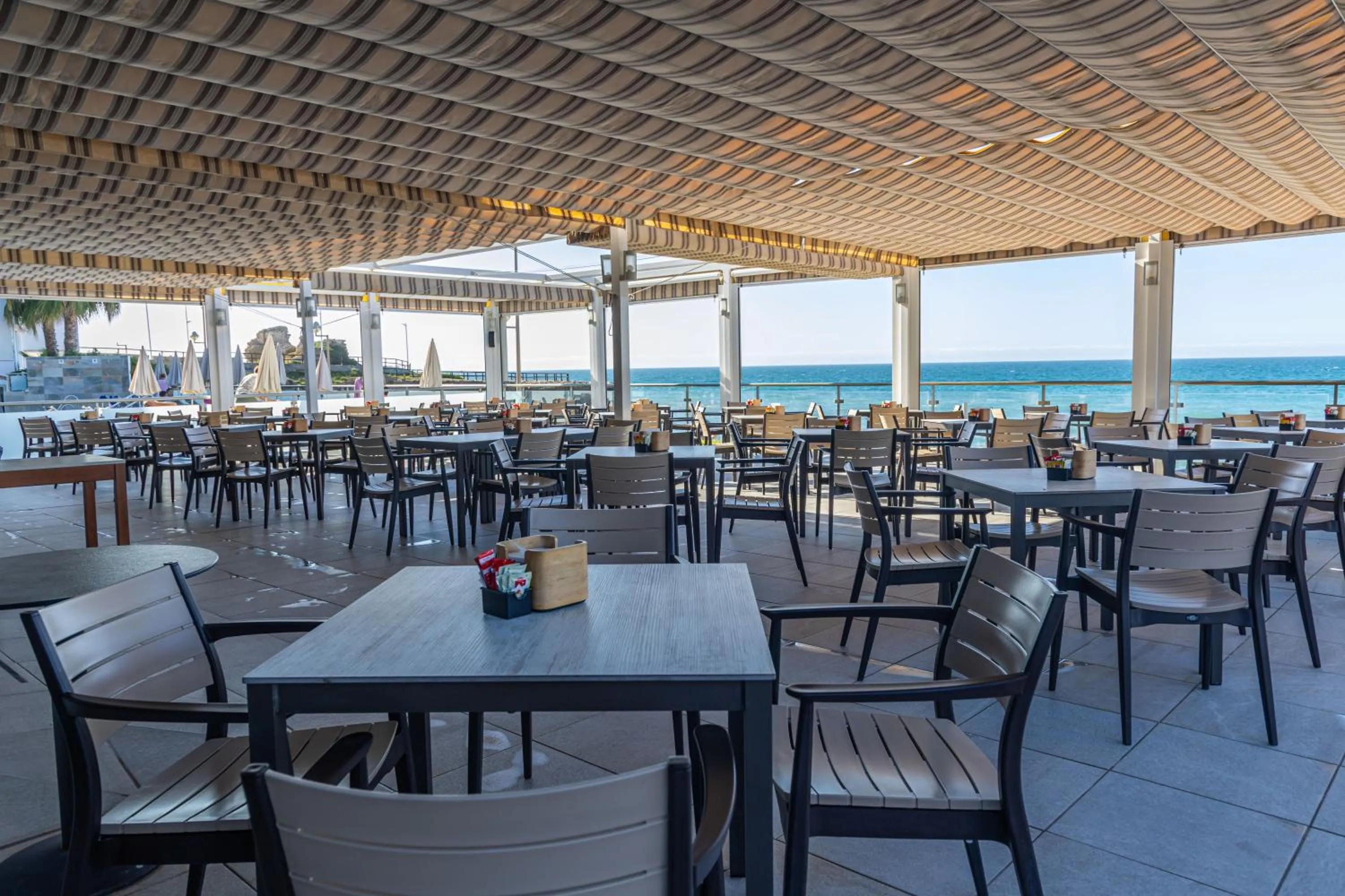 Restaurant/places to eat in Perla Marina