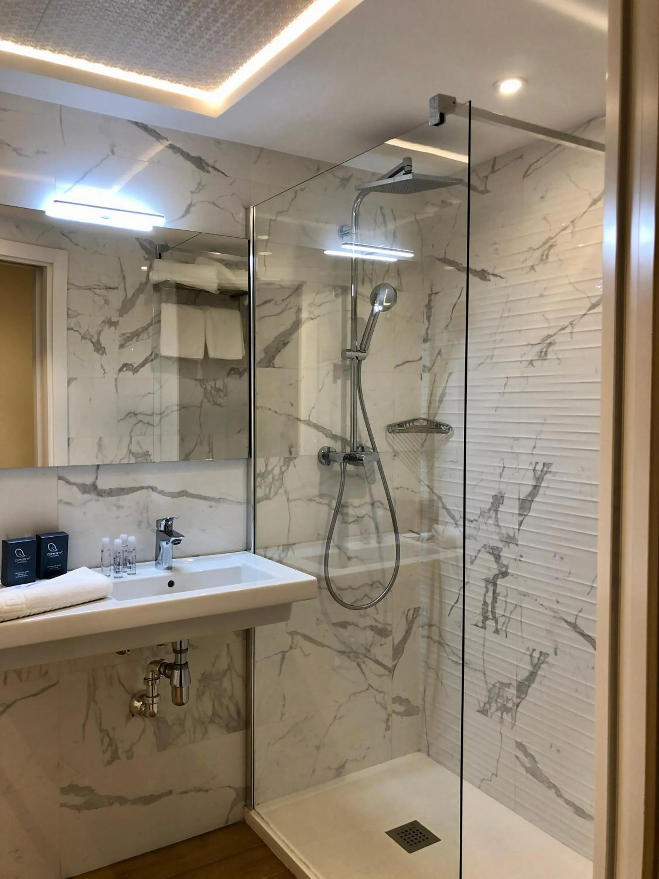 Shower in Perla Marina