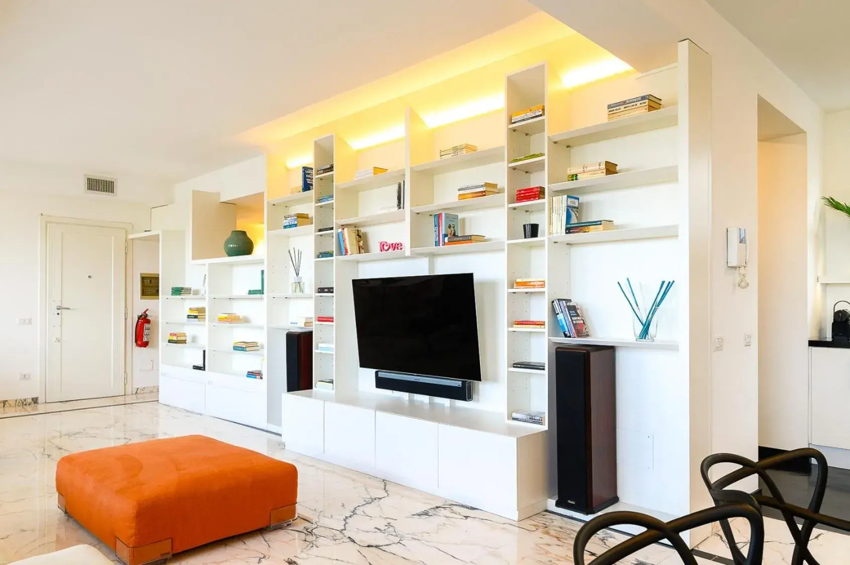 Peaceful Penthouse with Garage by NDP rent Peaceful Penthouse with Garage by NDP rent