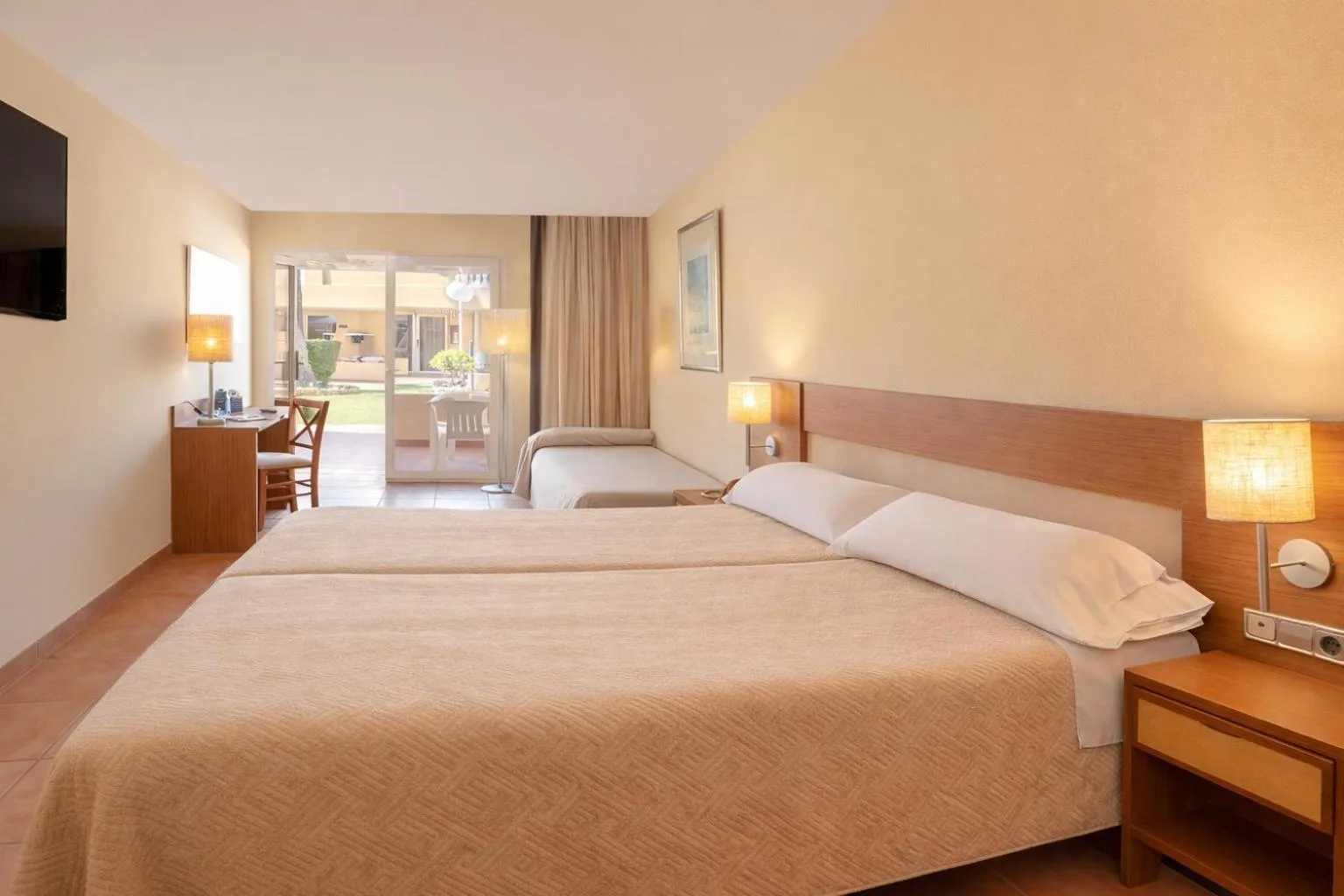 Photo of the whole room, Bed in Hotel RH Casablanca Suites