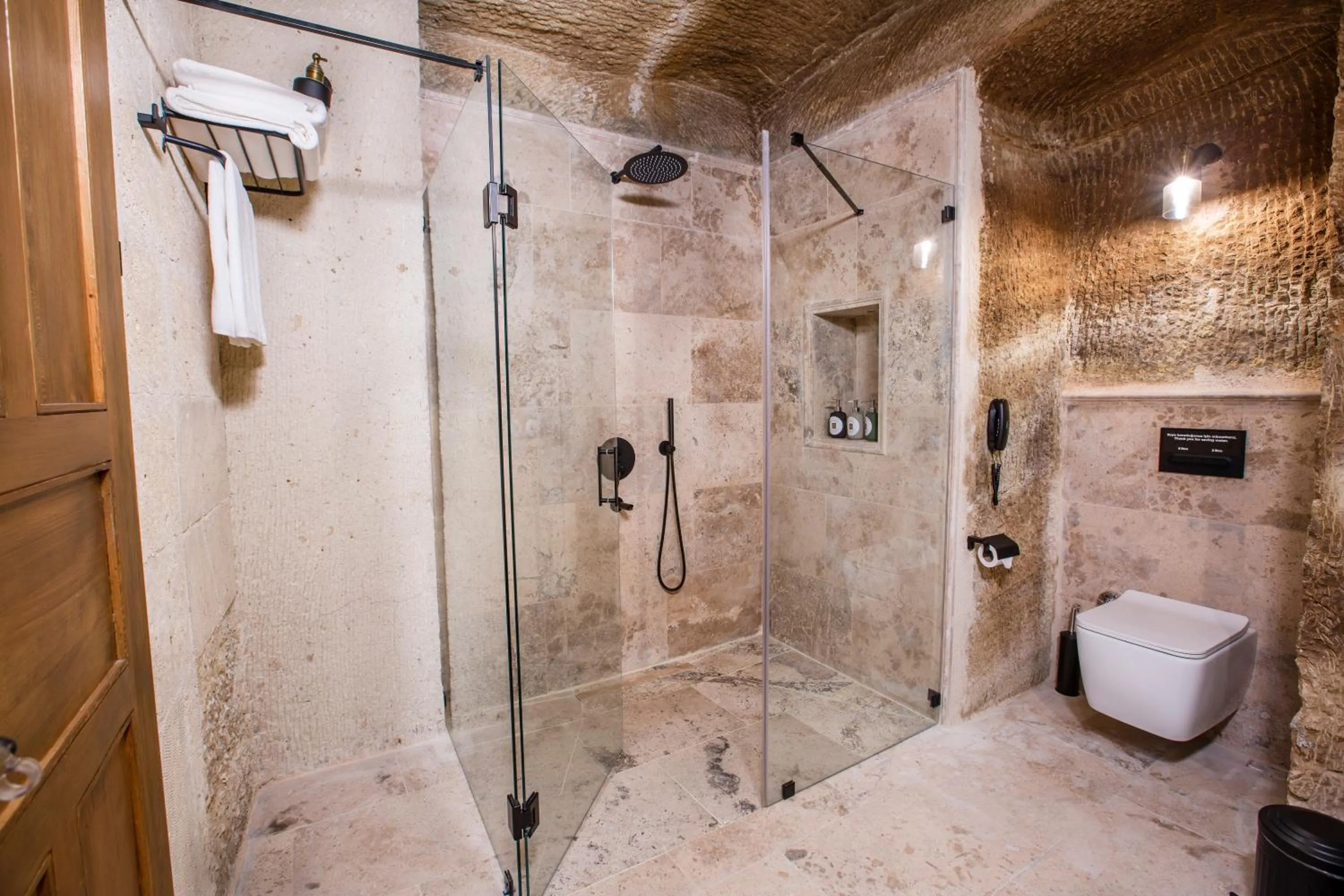 Shower in Sinasos Evleri
