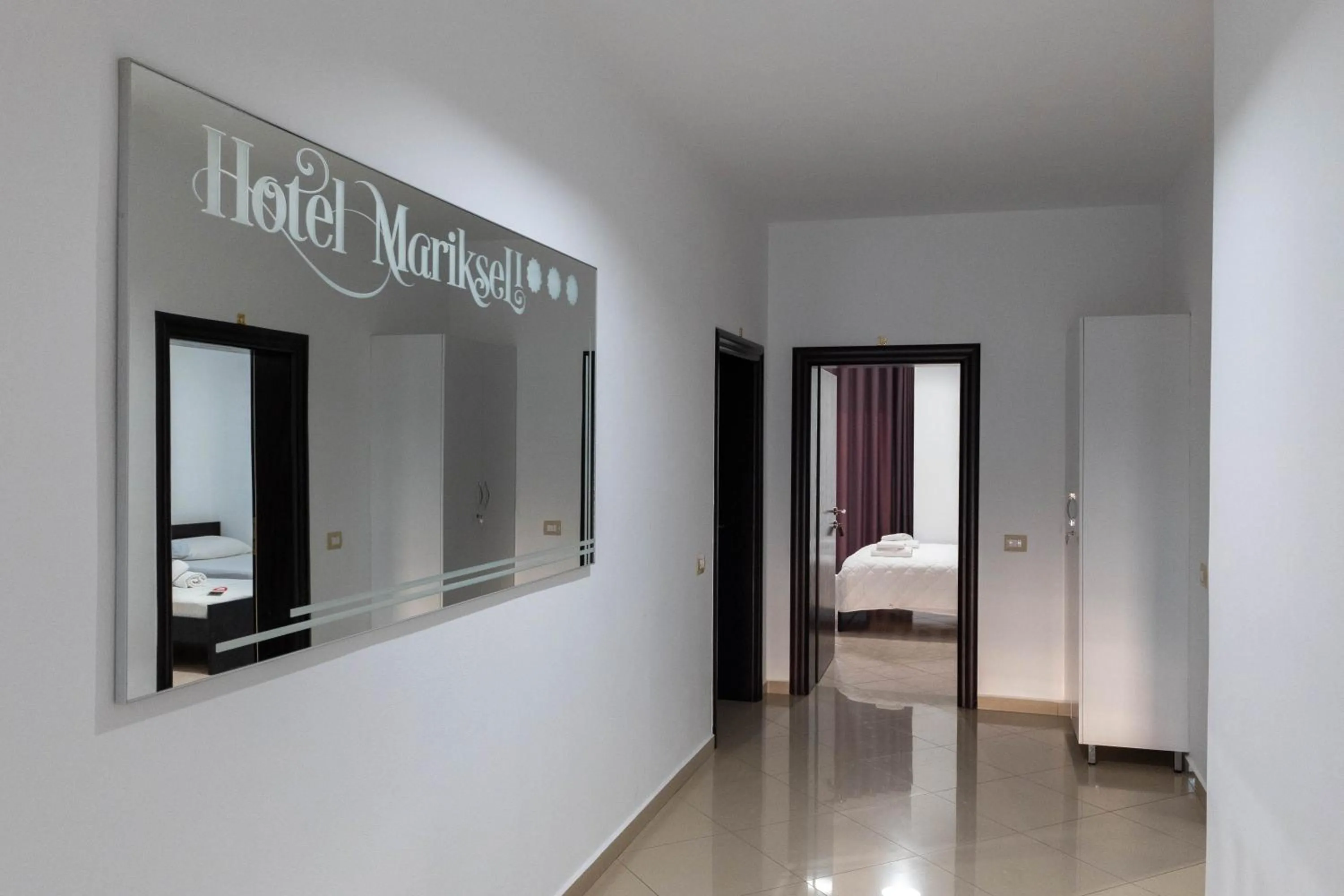 Facade/entrance, Bed in Mariksel HOTEL