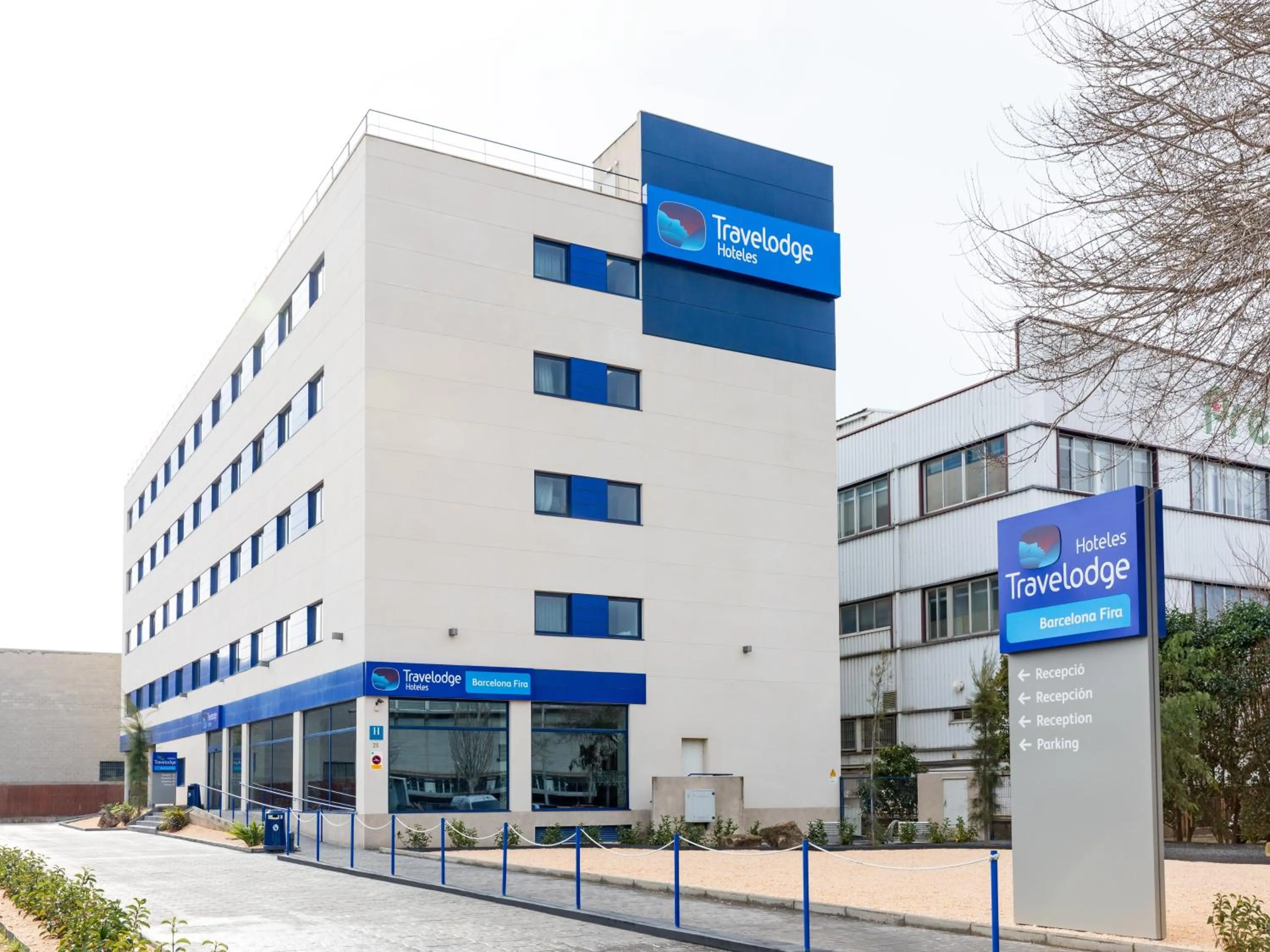 Facade/entrance in Travelodge Barcelona Fira