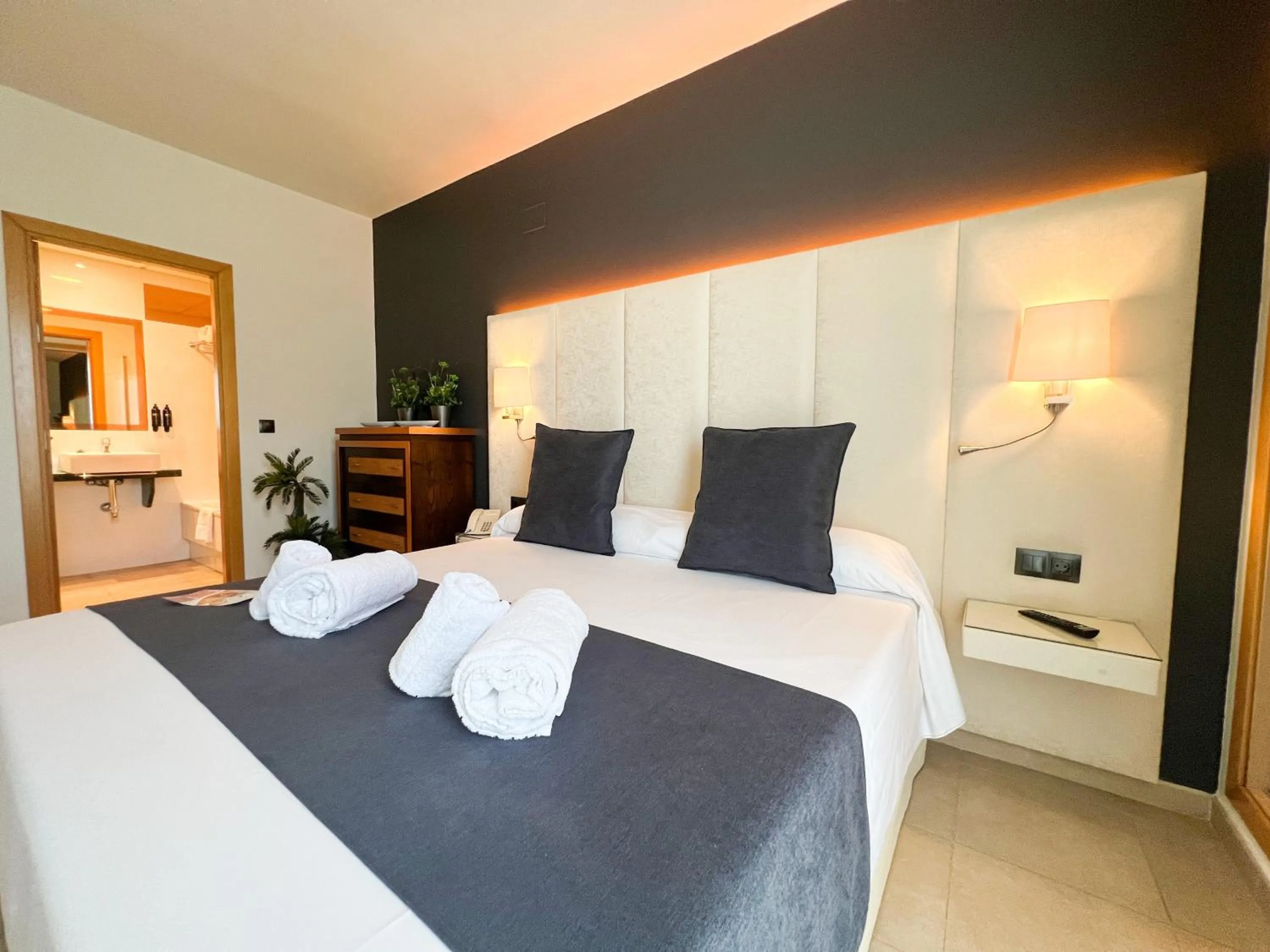 Photo of the whole room, Bed in ON Family Islantilla