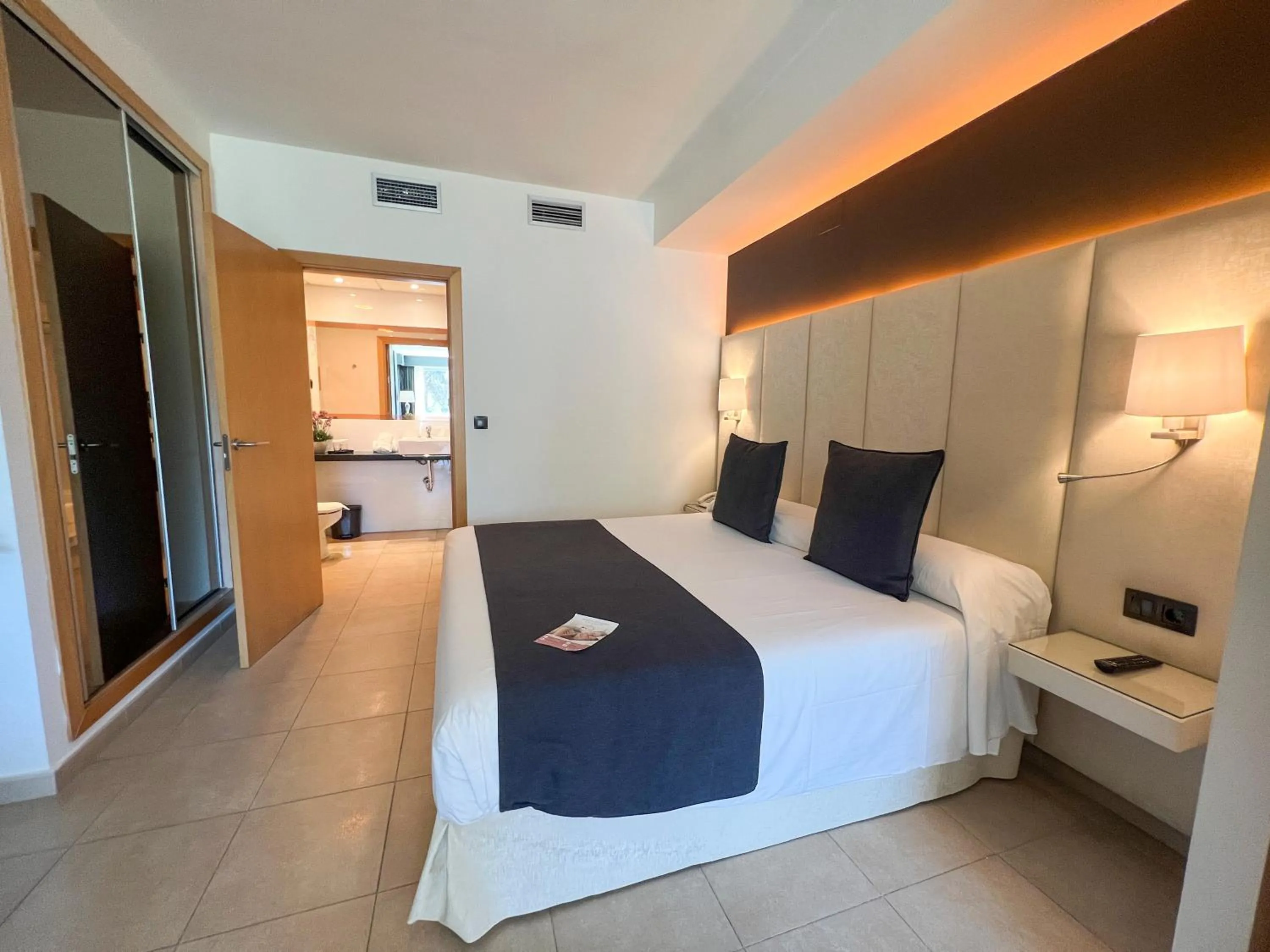 Photo of the whole room, Bed in ON Family Islantilla