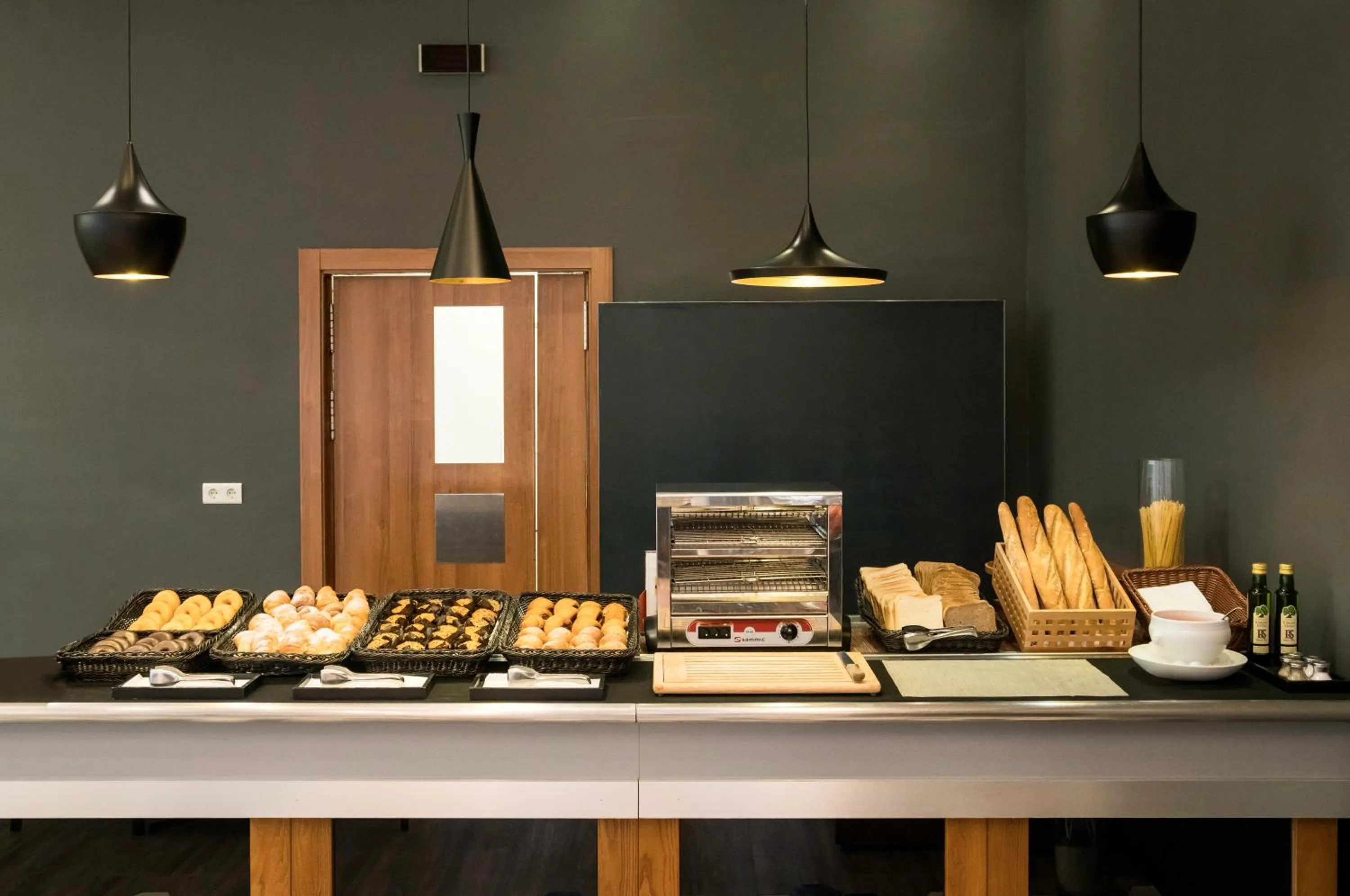 Buffet breakfast in Ilunion Valencia 3