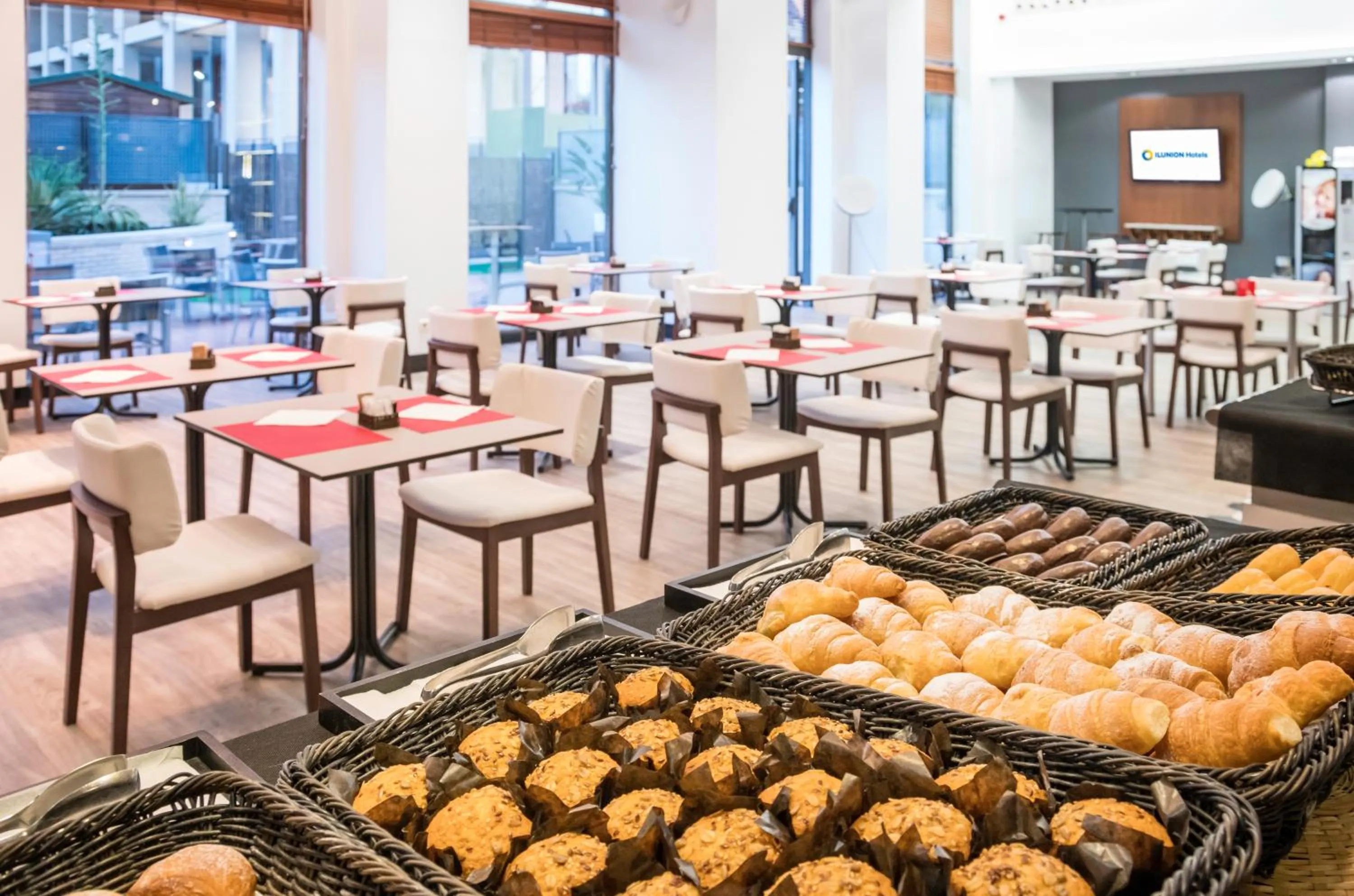 Buffet breakfast in Ilunion Valencia 3