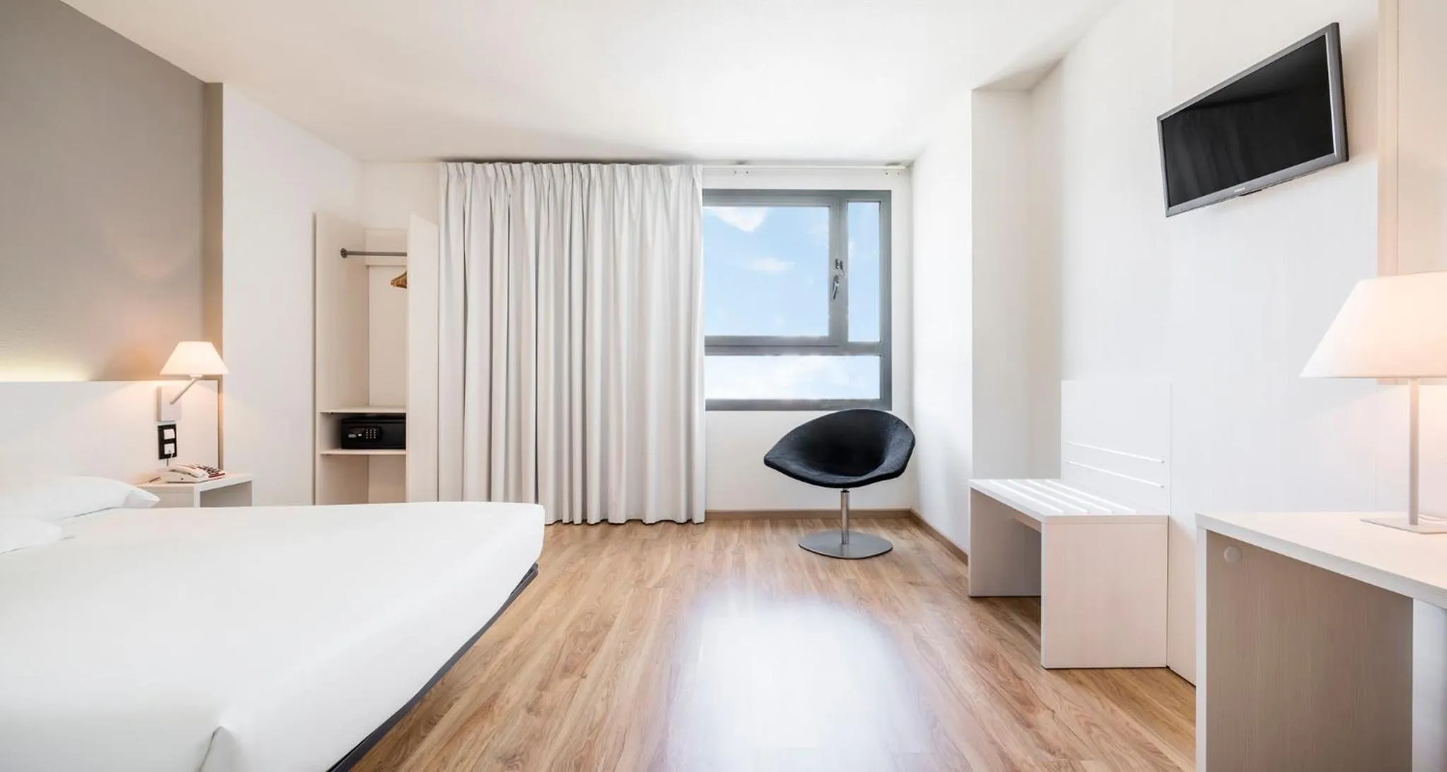 Decorative detail, Bed in Ilunion Valencia 3