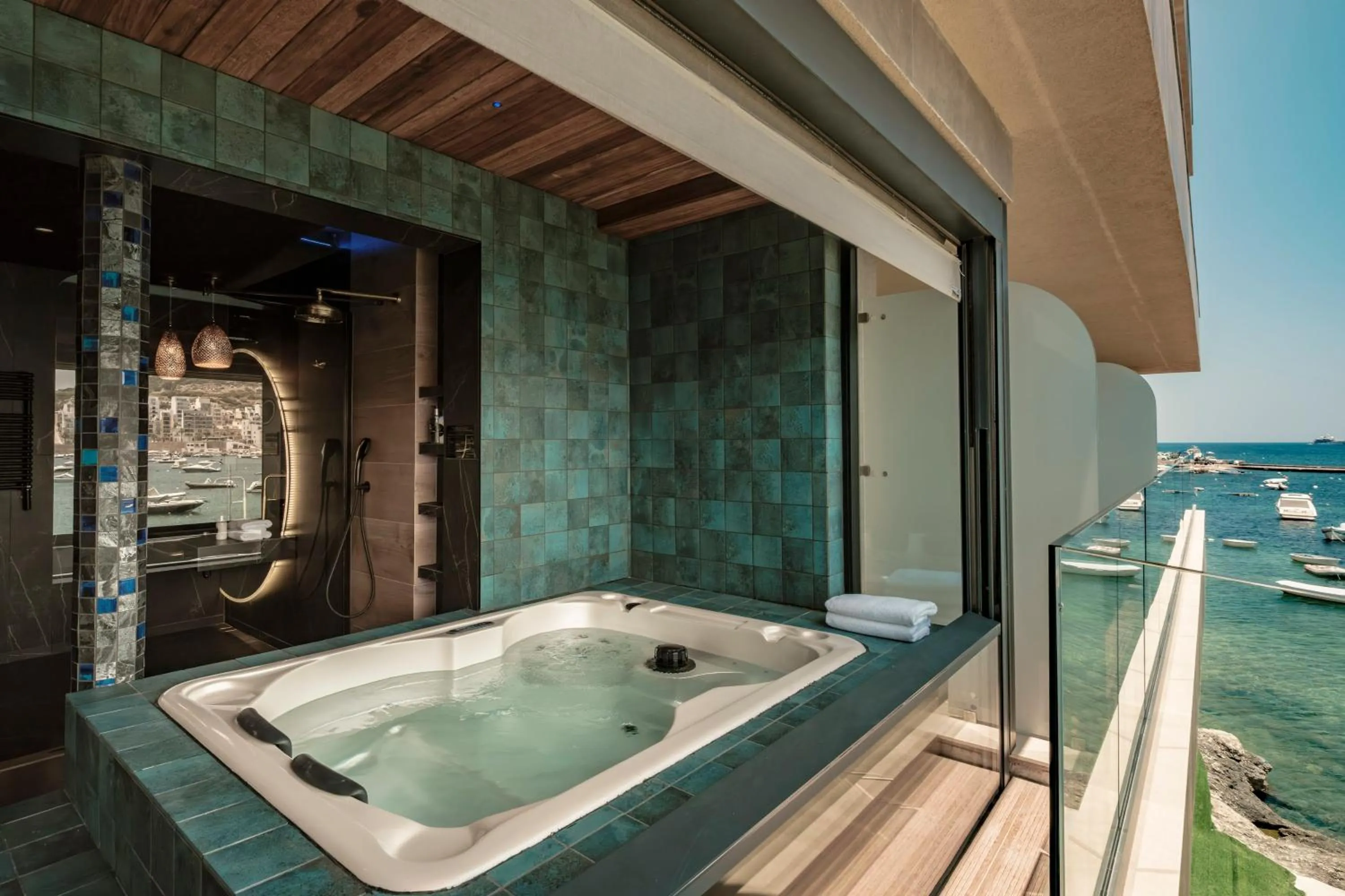 Hot Tub in Damare Resort & SPA