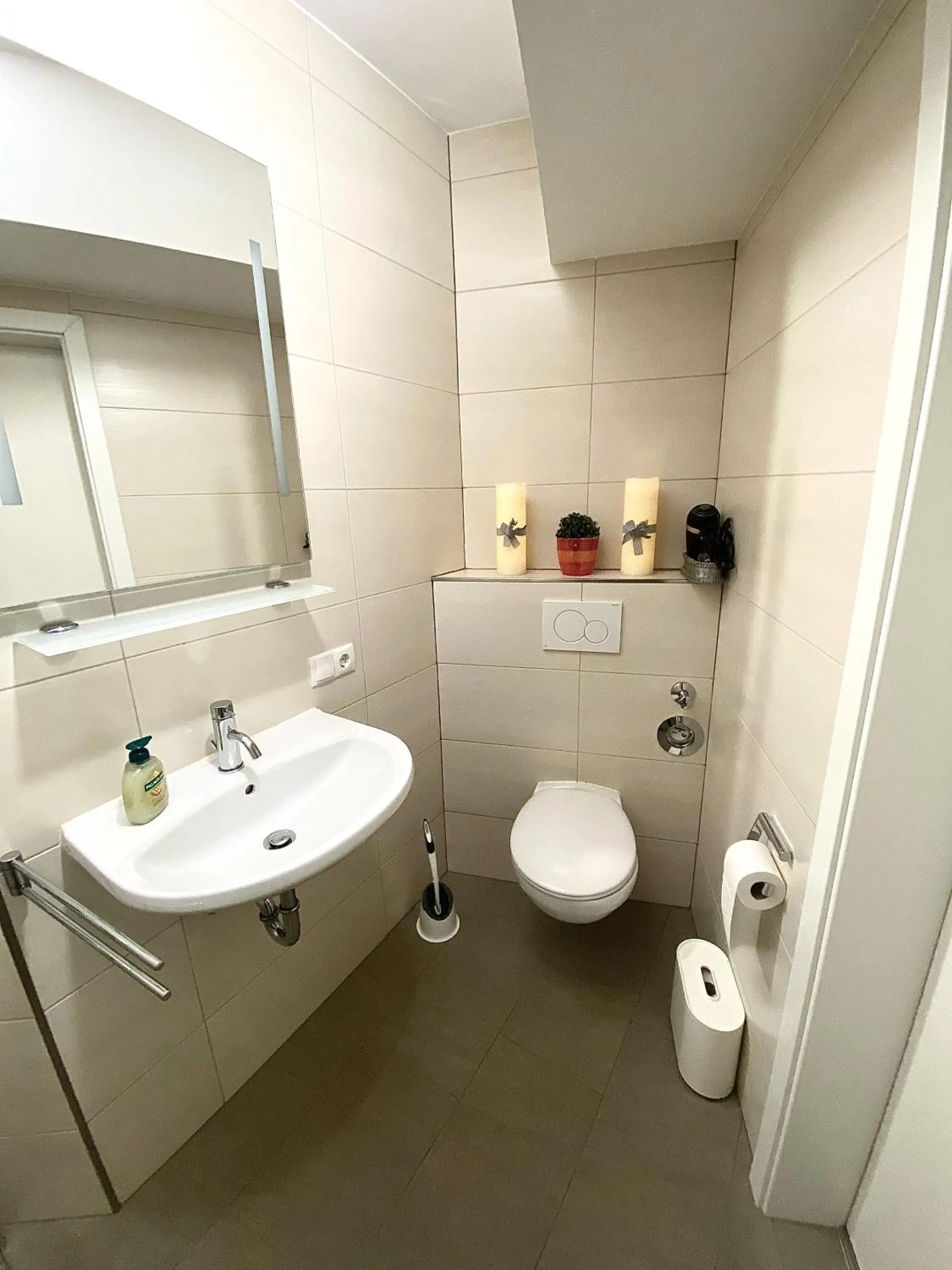 Toilet in Haus Maria Isenburg - Naturpark Rhein-Westerwald
