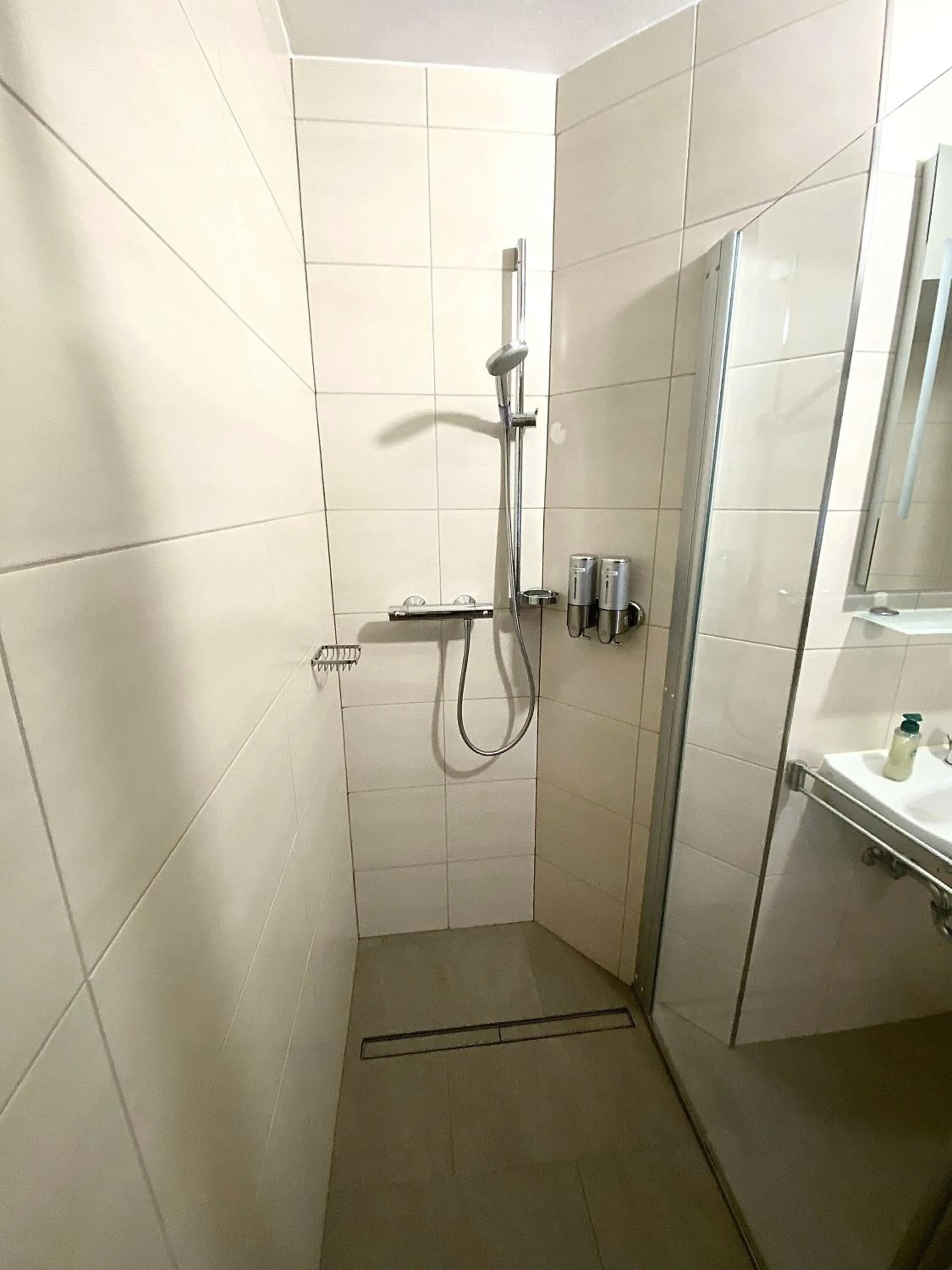 Shower in Haus Maria Isenburg - Naturpark Rhein-Westerwald