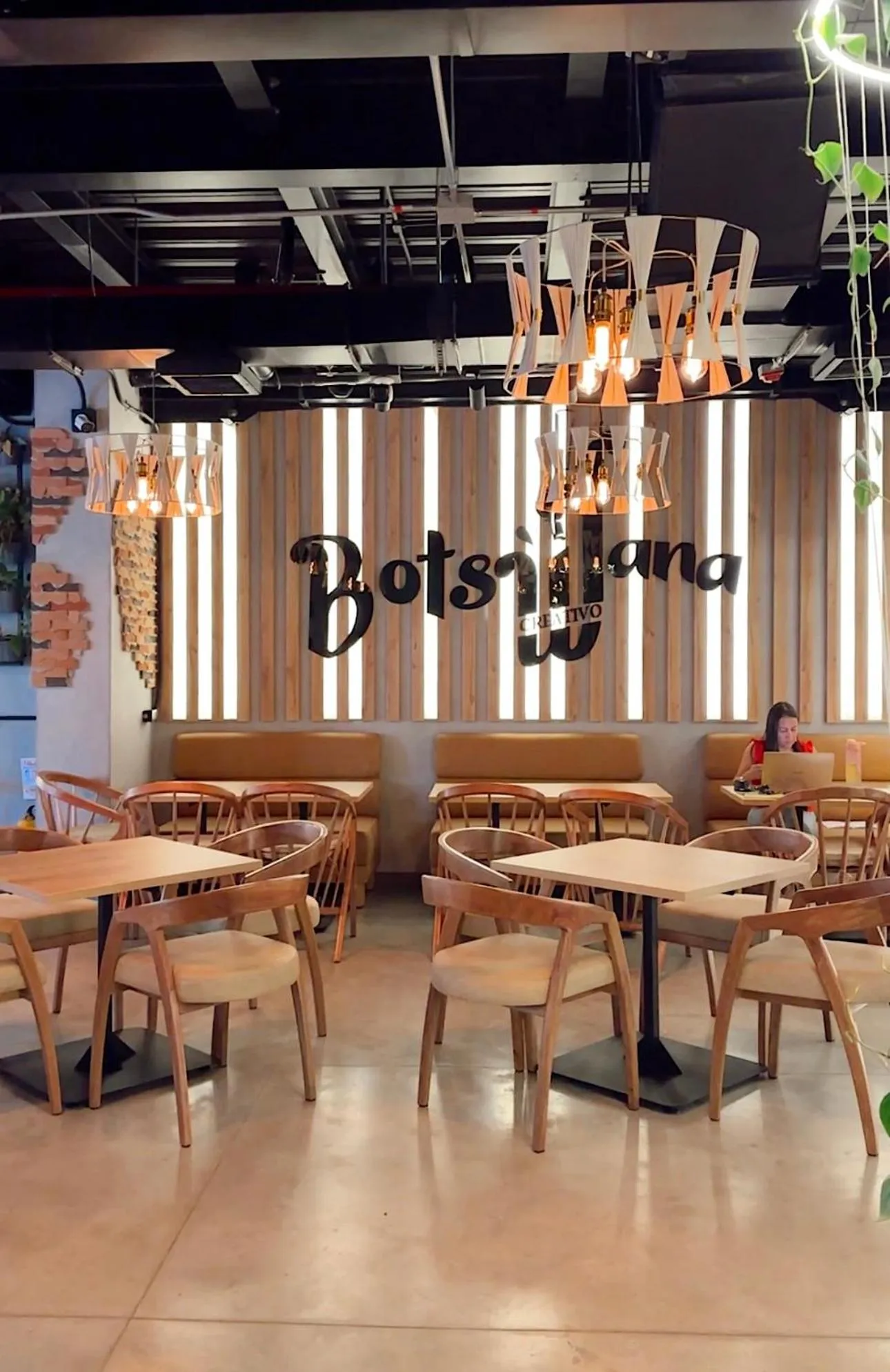 Restaurant/places to eat in Hotel Living by Armoniko