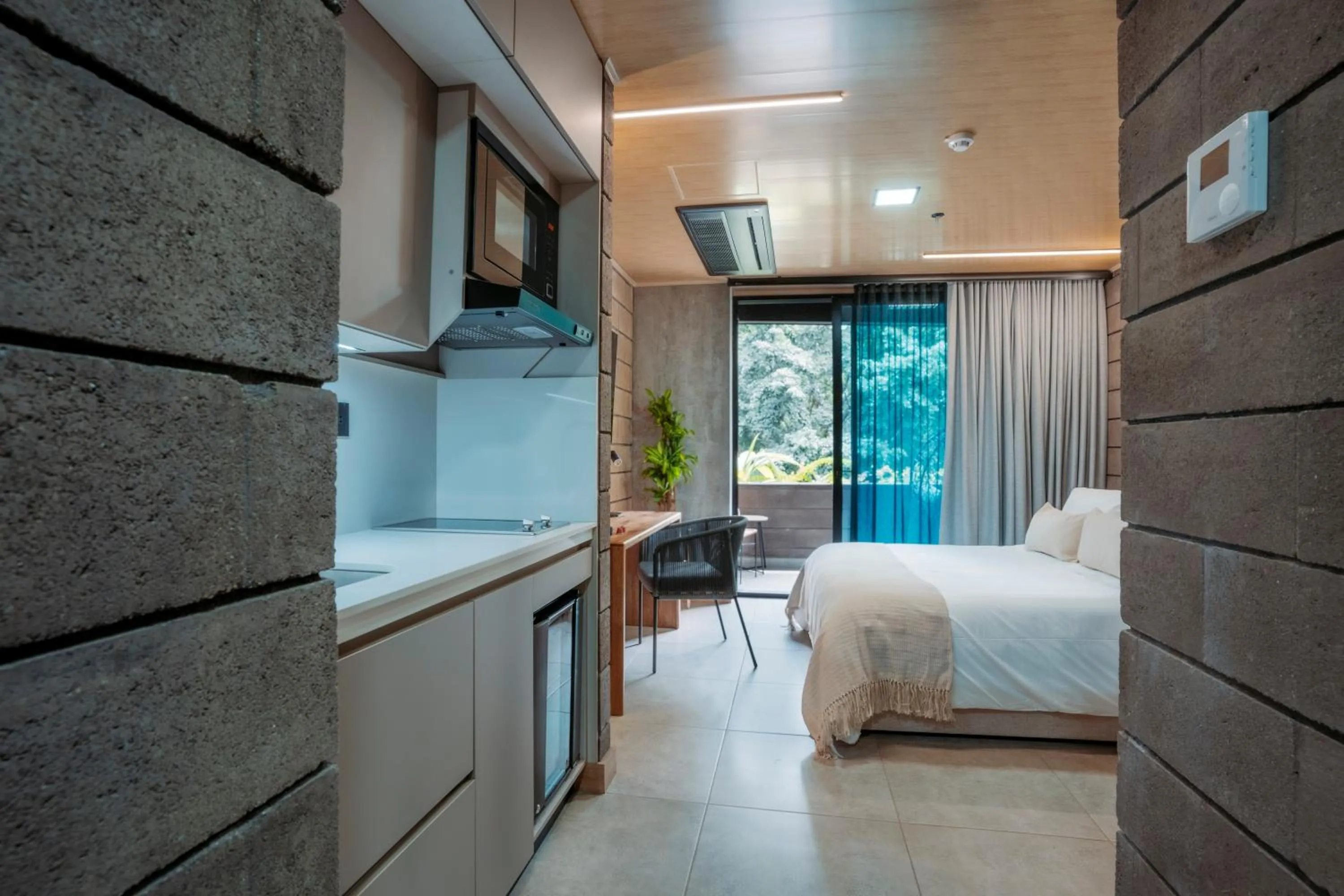 Kitchen or kitchenette, Bed in Hotel Living by Armoniko