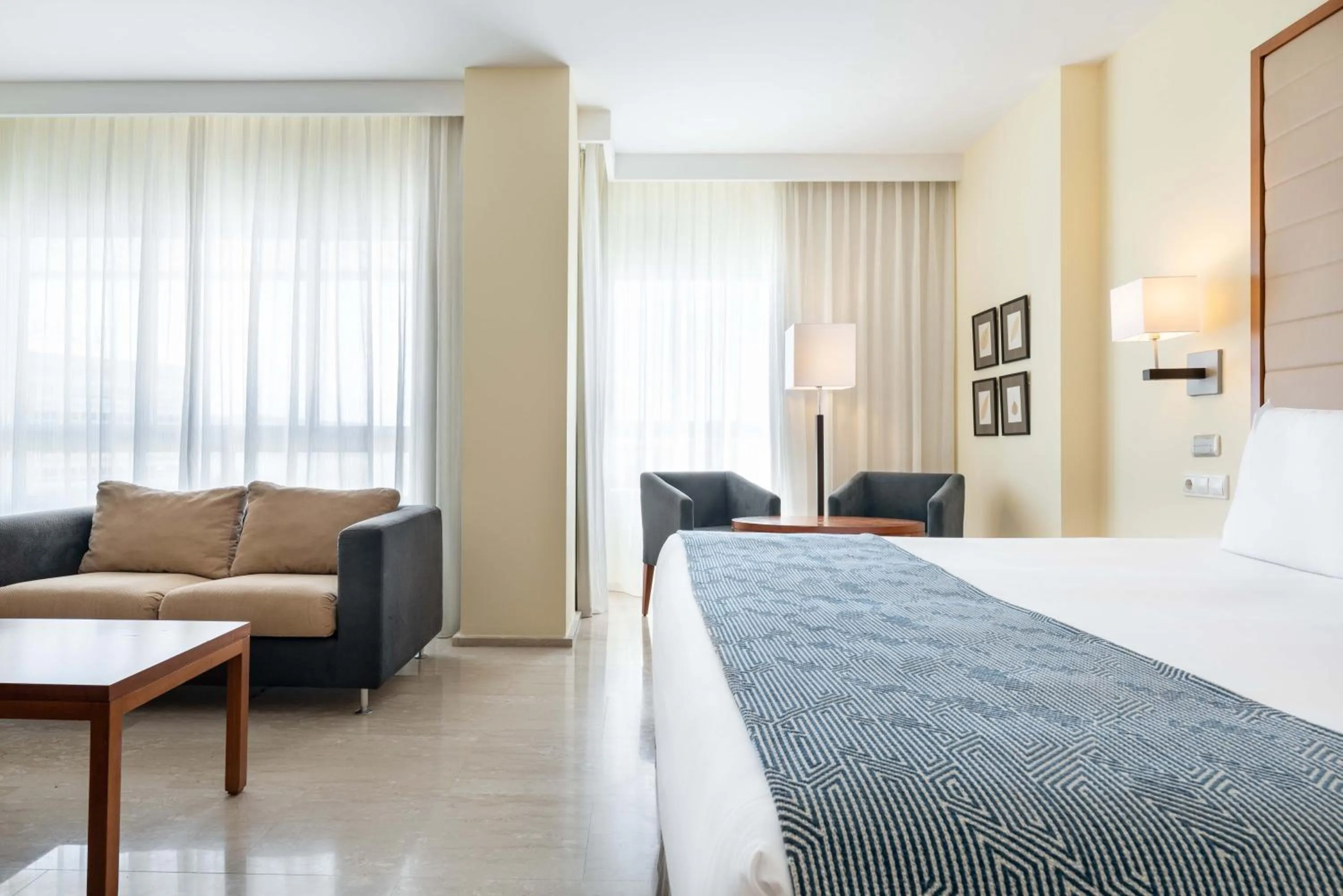 Living room, Bed in Eurostars Isla de La Toja