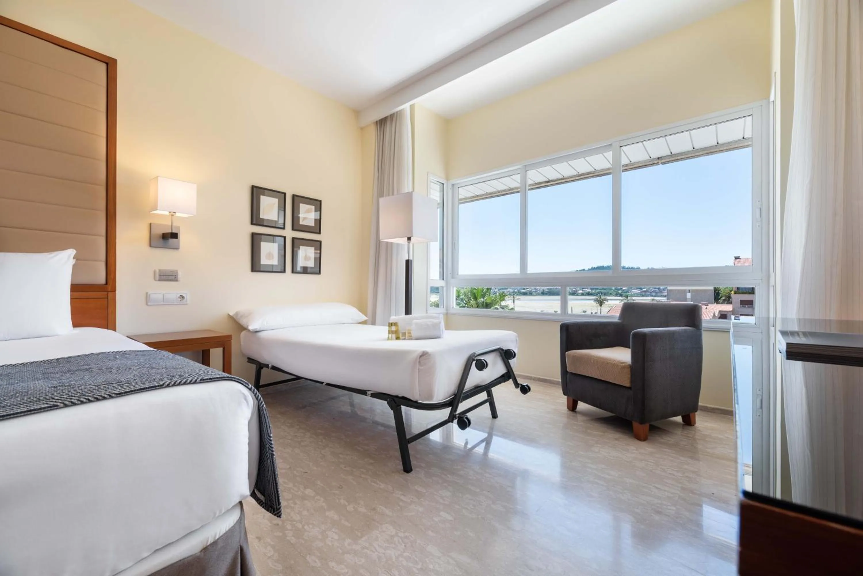 Photo of the whole room, Bed in Eurostars Isla de La Toja