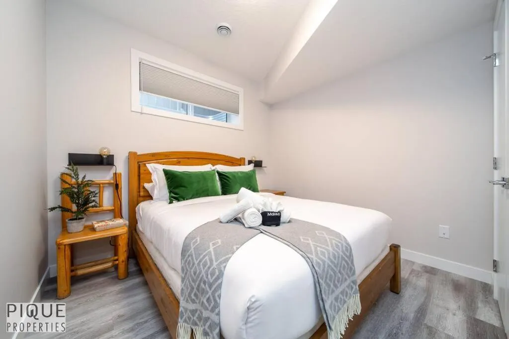Bed in NEW, Mountain Chic Suite, Whyte Avenue, Netflix, WiFi, Sleeps 6
