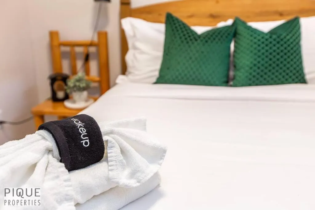 Bed in NEW, Mountain Chic Suite, Whyte Avenue, Netflix, WiFi, Sleeps 6