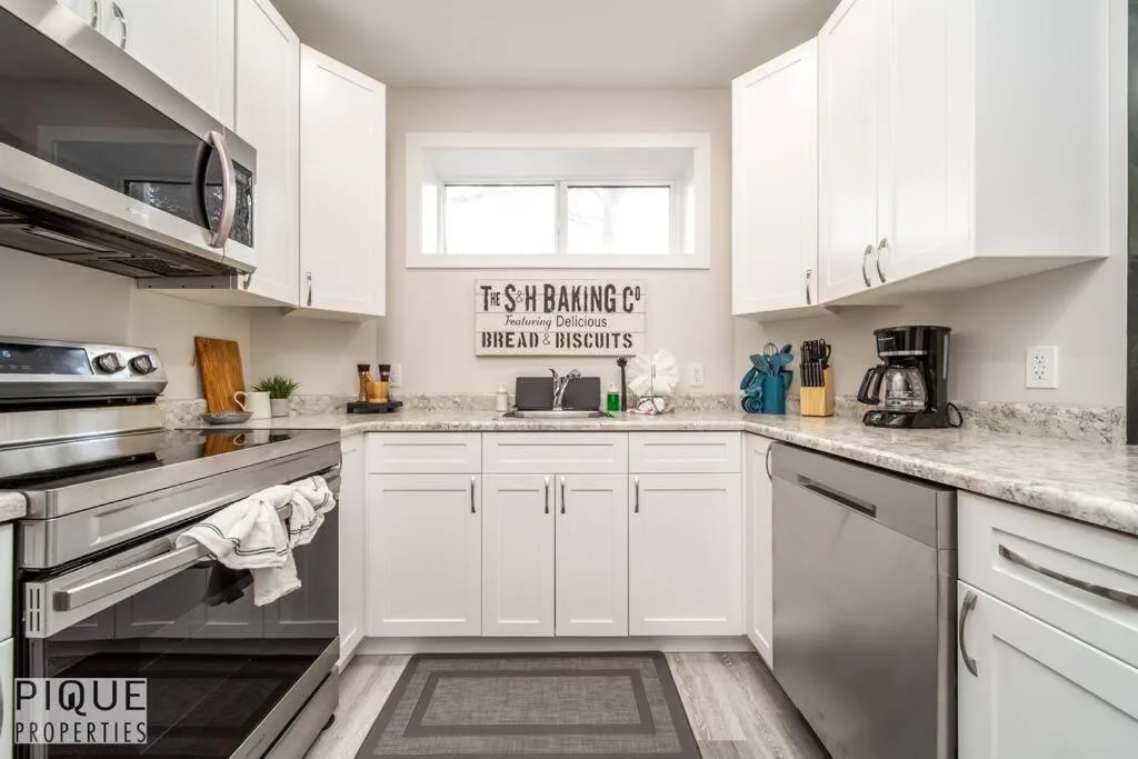 Coffee/tea facilities in NEW, Mountain Chic Suite, Whyte Avenue, Netflix, WiFi, Sleeps 6