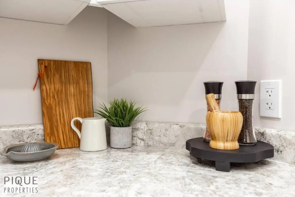 NEW, Mountain Chic Suite, Whyte Avenue, Netflix, WiFi, Sleeps 6