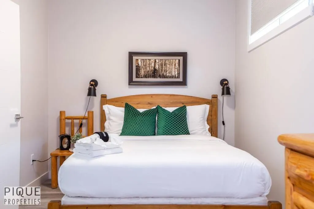 Bed in NEW, Mountain Chic Suite, Whyte Avenue, Netflix, WiFi, Sleeps 6