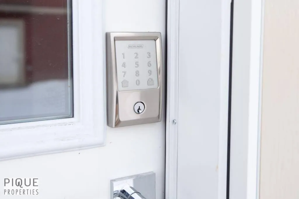 NEW, Mountain Chic Suite, Whyte Avenue, Netflix, WiFi, Sleeps 6